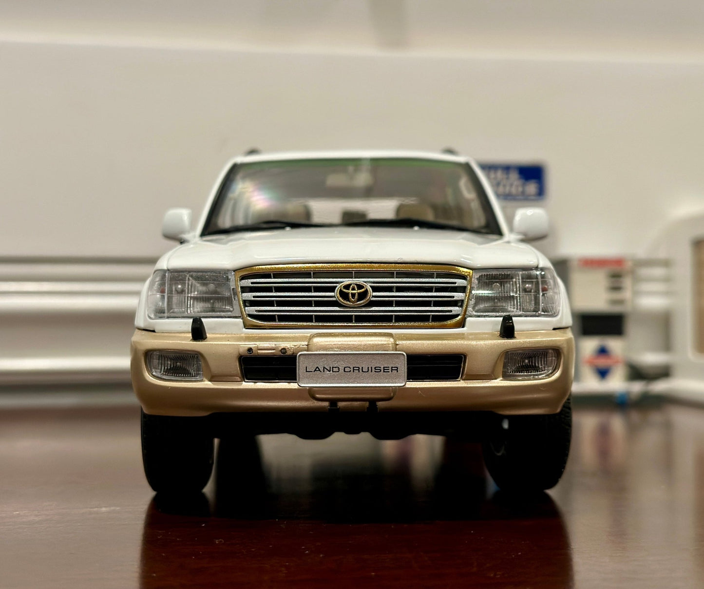 Dealer Edition Toyota Land Cruiser V8 Creme/Gold 1/18 Scale Diecast Model Car - Product Image