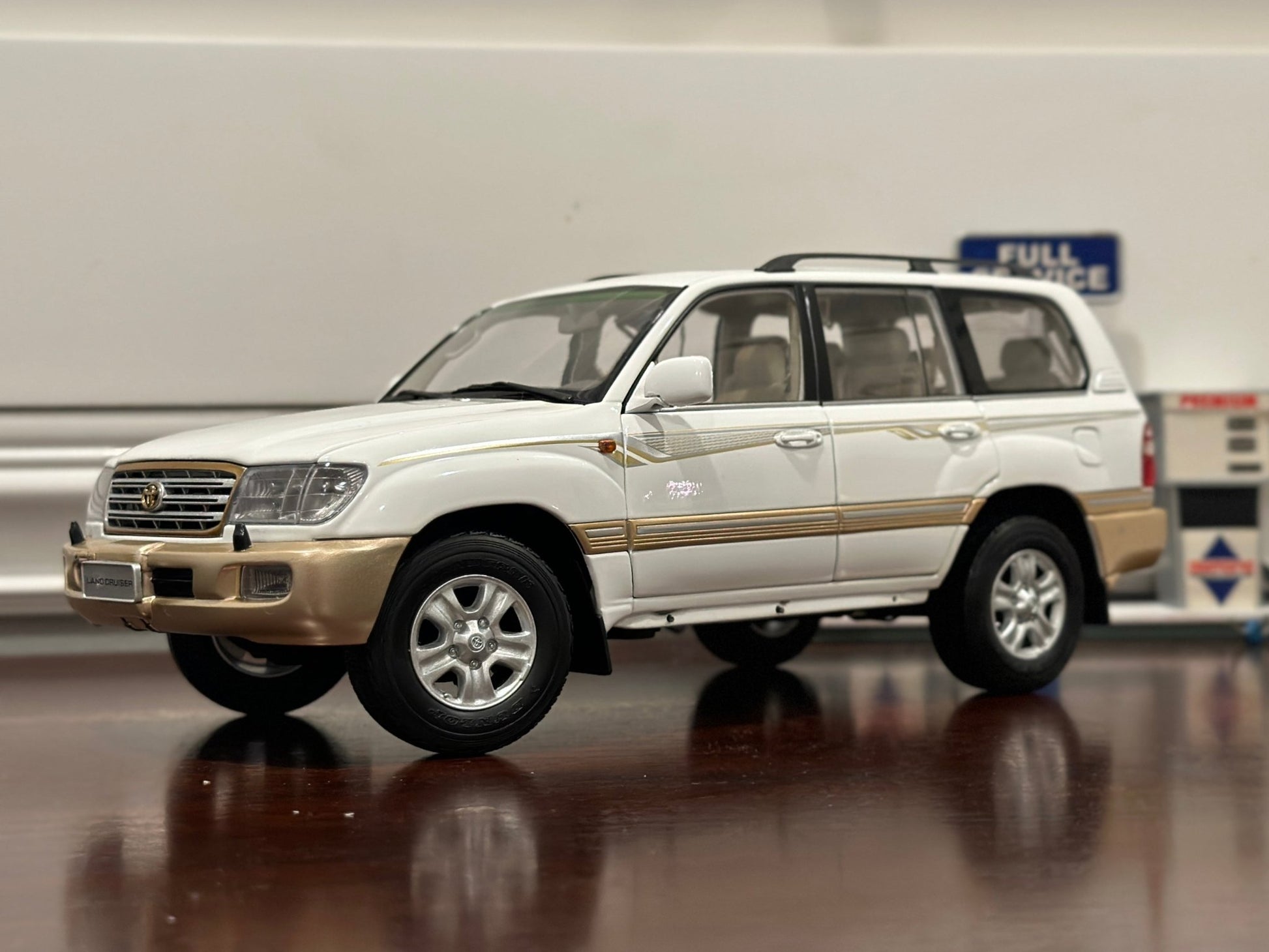 Dealer Edition Toyota Land Cruiser V8 Creme/Gold 1/18 Scale Diecast Model Car - Product Image