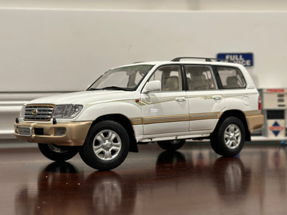 Dealer Edition Toyota Land Cruiser V8 Creme/Gold 1/18 Scale Diecast Model Car - Product Image