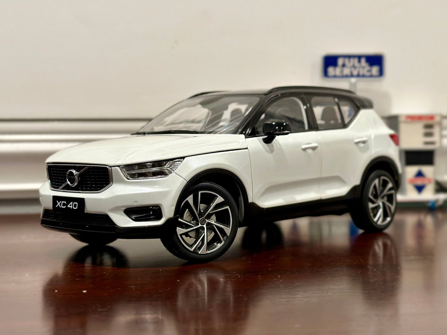 Dealer Edition Volvo XC40 White Crossover 1/18 Scale Diecast Model Car - Product Image