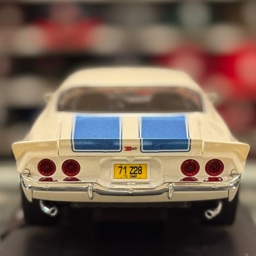 1:18 1971 Chevrolet Camaro Z28 White Blue Stripes Diecast Model Car