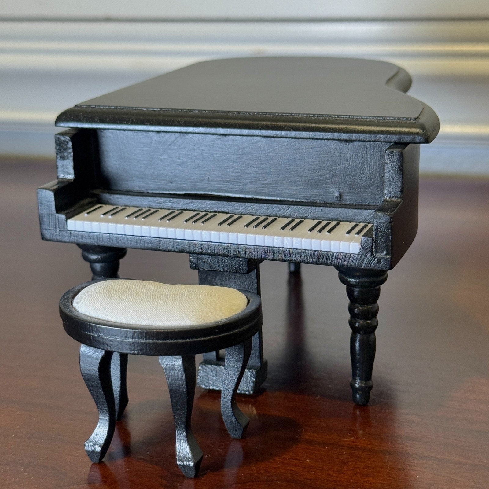Diorama 1:18/24 Mini Piano + Chair + Lamp Model Workshop Display Model Accessory - Product Image