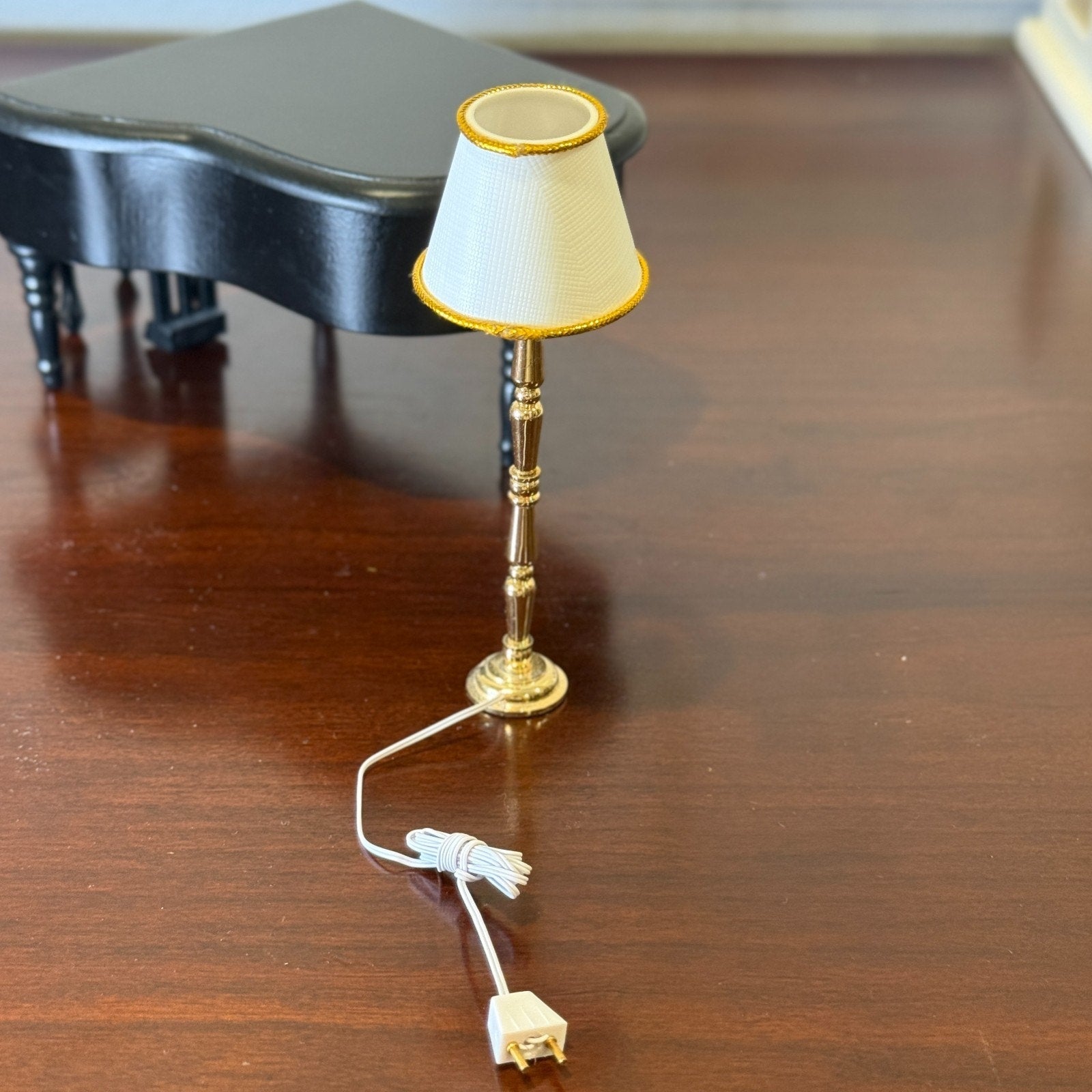 Diorama 1:18/24 Mini Piano + Chair + Lamp Model Workshop Display Model Accessory - Product Image