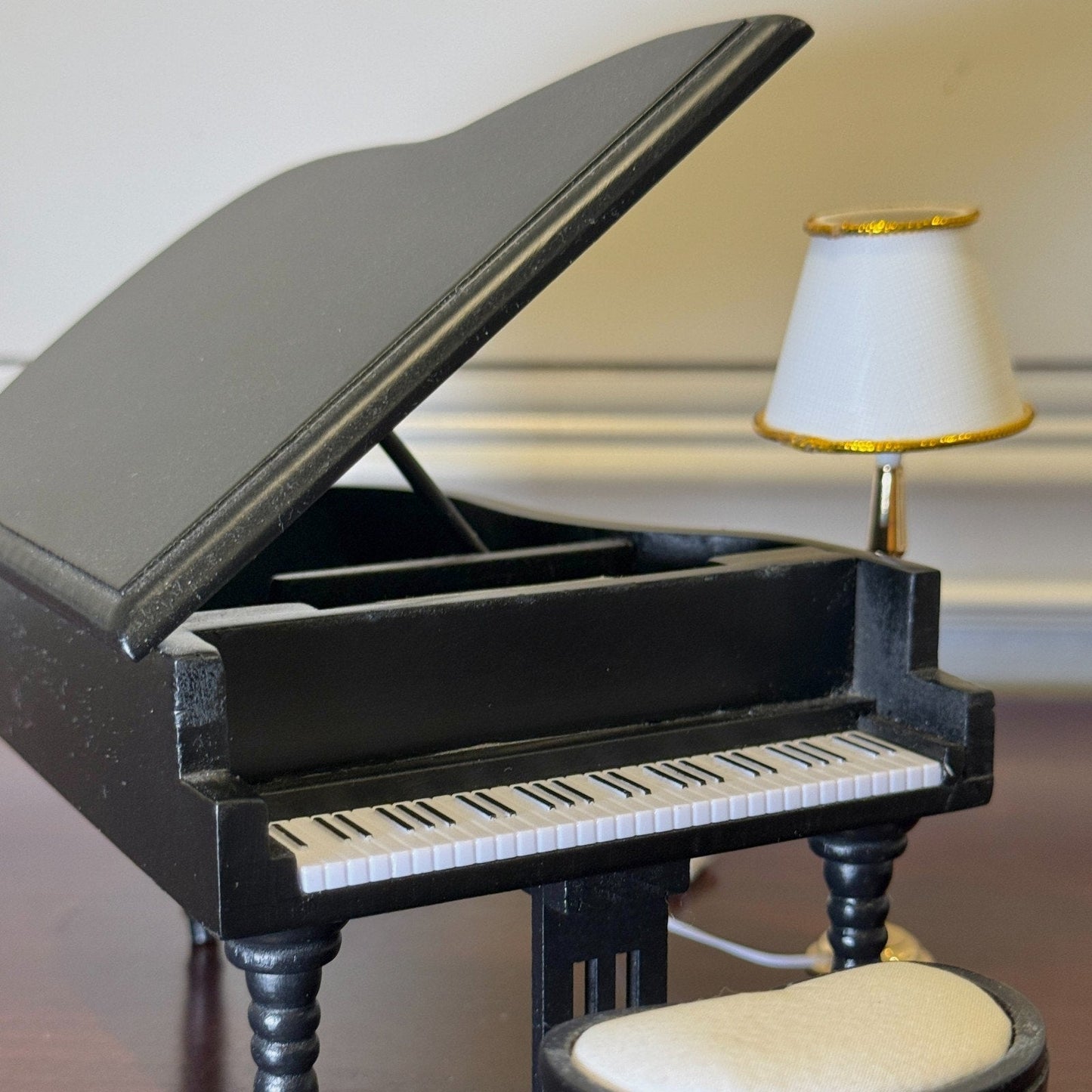 Diorama 1:18/24 Mini Piano + Chair + Lamp Model Workshop Display Model Accessory - Product Image