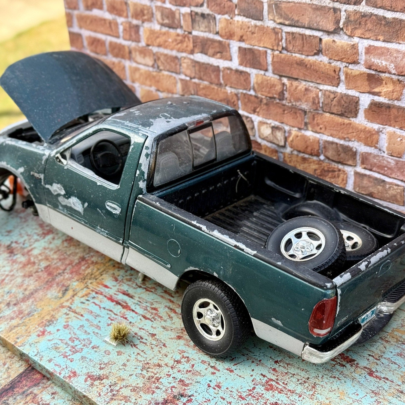 ERTL 1997 Ford F150 XLT Pickup Truck 1/18 Scale Diecast Model Car | Parts Car - Product Image