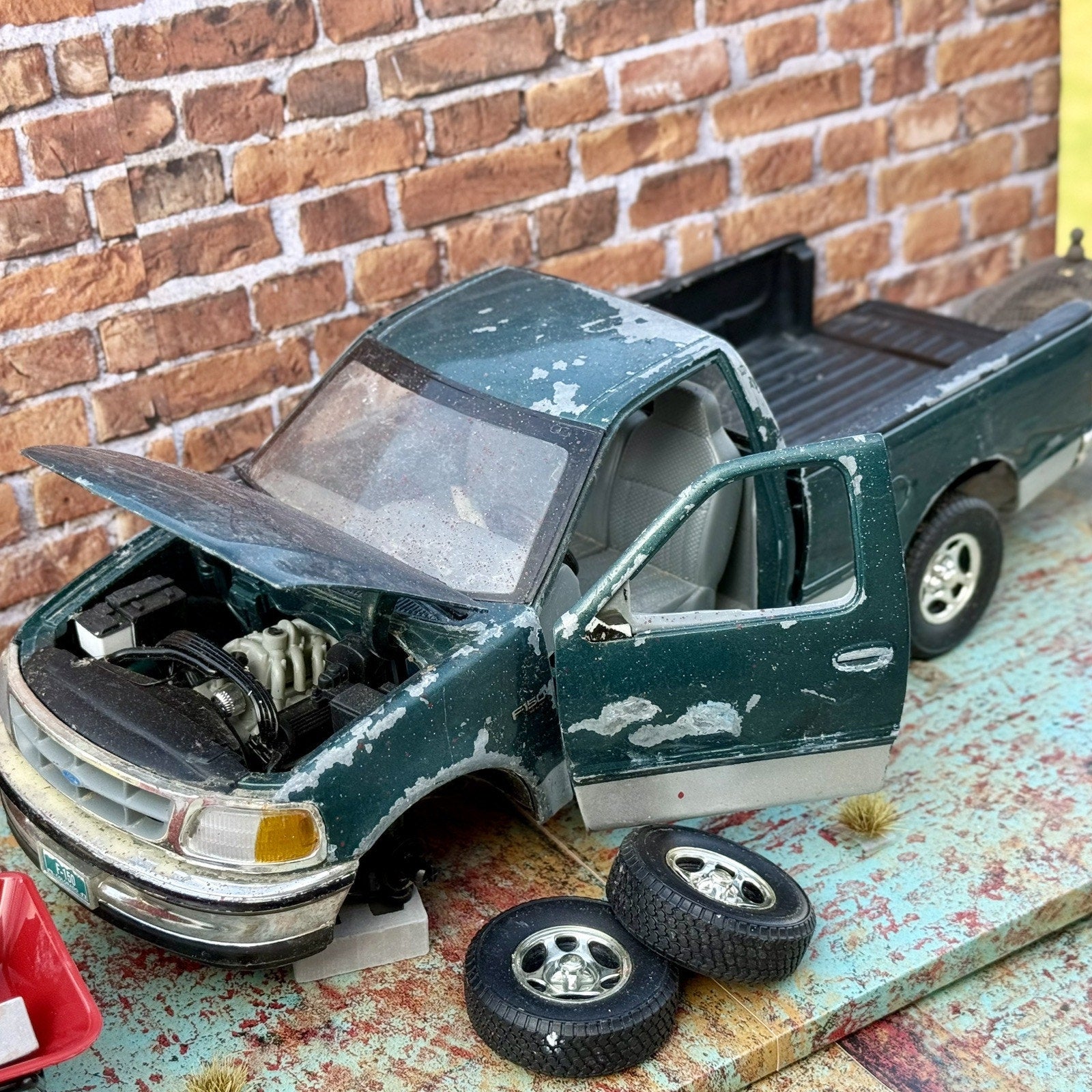 ERTL 1997 Ford F150 XLT Pickup Truck 1/18 Scale Diecast Model Car | Parts Car - Product Image