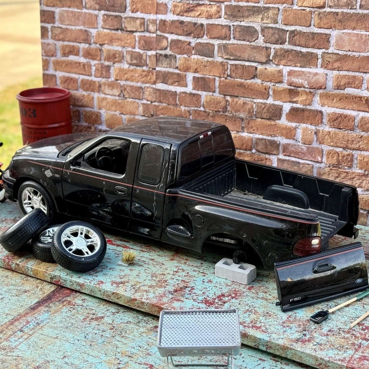 ERTL Ford F150 'Harley Davidson Edition' 1/18 Scale Diecast Model Car | Parts Car - Product Image