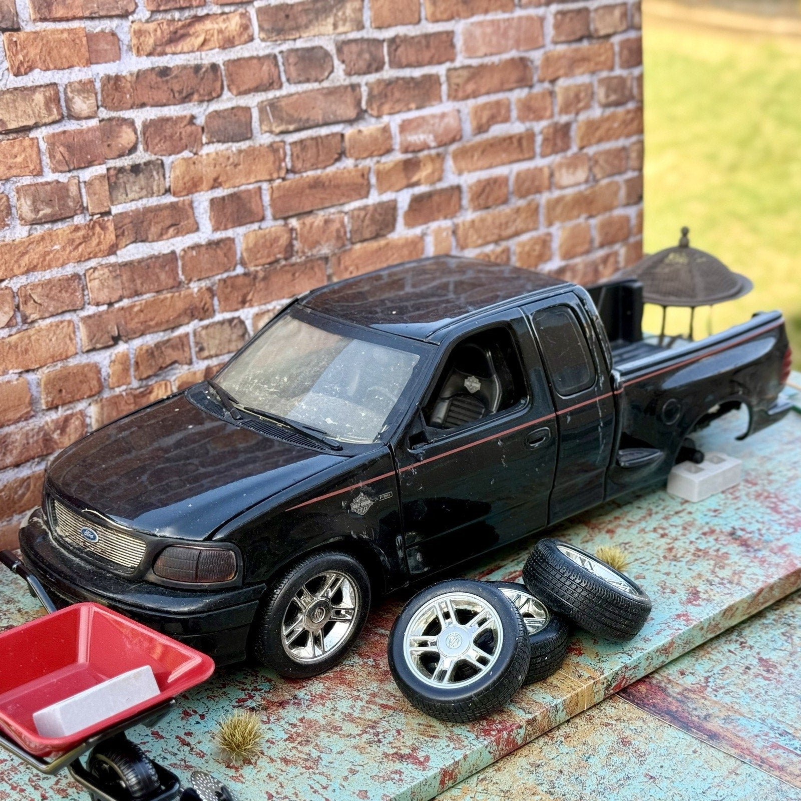 ERTL Ford F150 'Harley Davidson Edition' 1/18 Scale Diecast Model Car | Parts Car - Product Image
