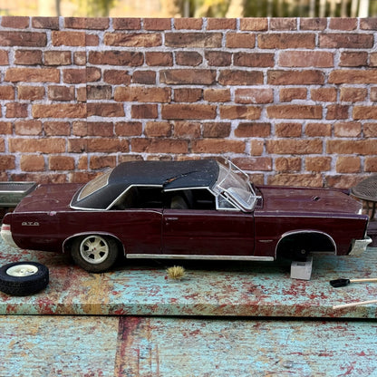 1965 Pontiac GTO Maroon | Maisto 1/18 | Diorama Model Parts Car