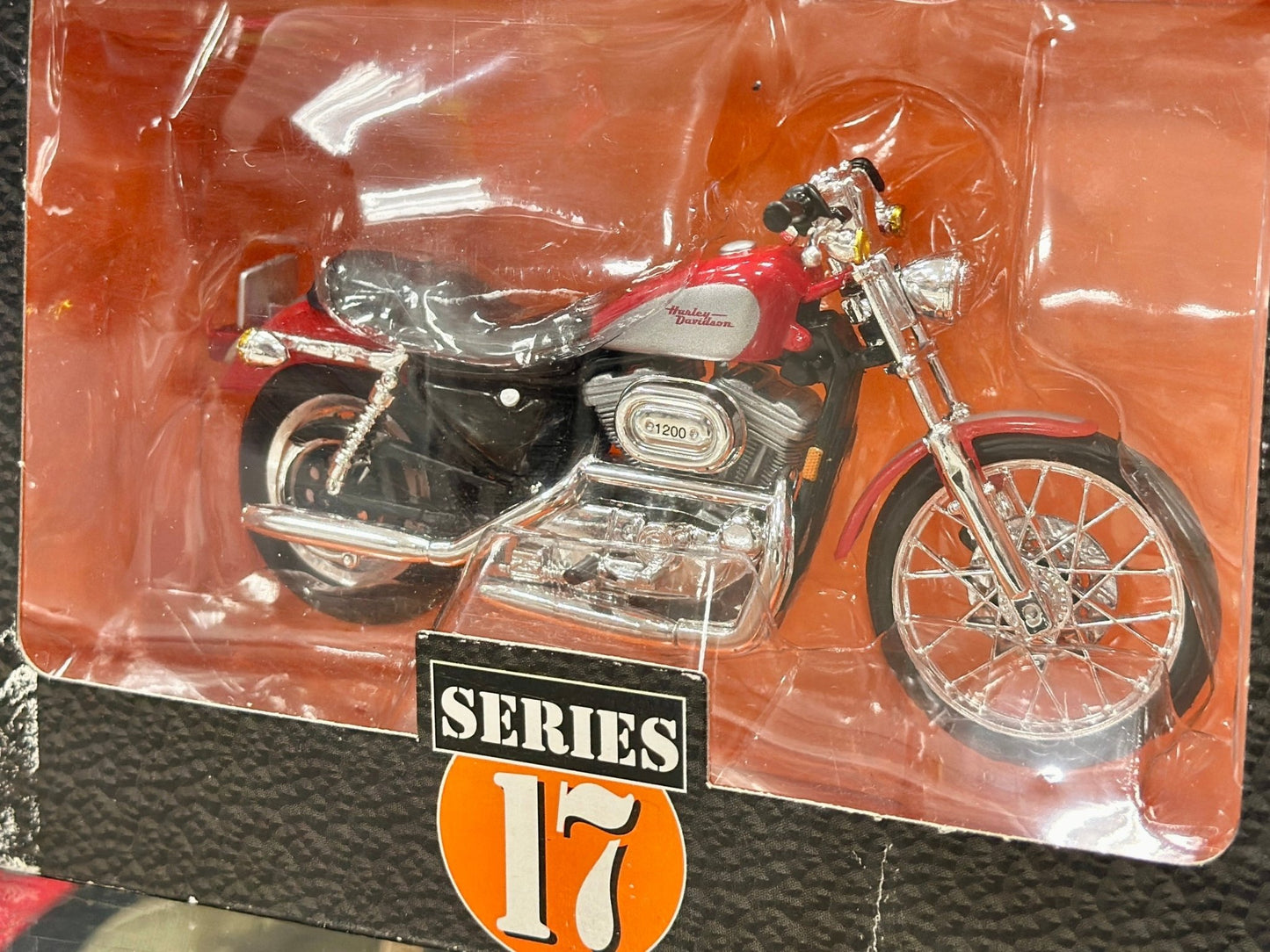 Harley Davidson Maisto Two-Wheeler 1/18 Scale Diecast Model Motorcycle - Product Image