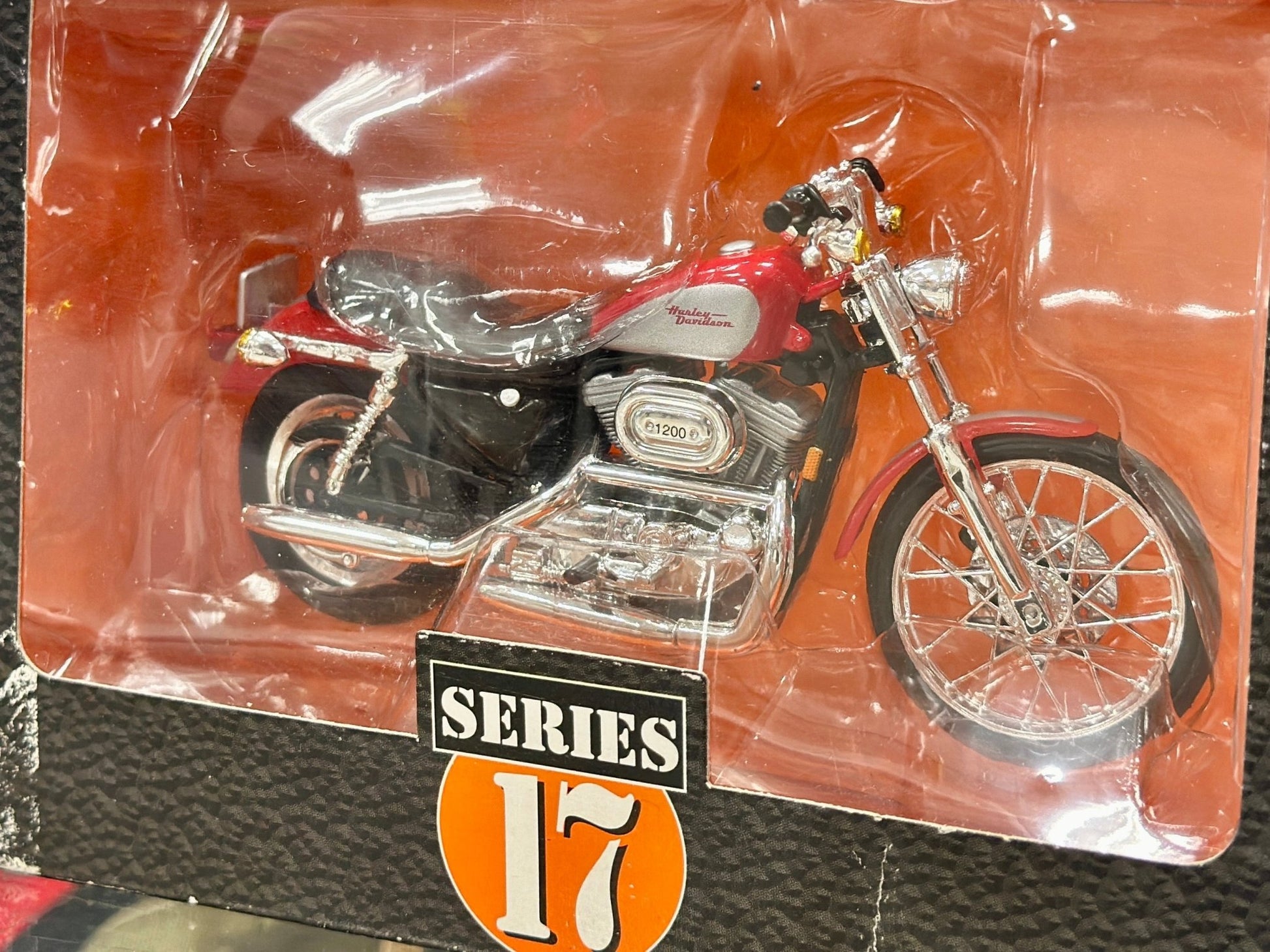Harley Davidson Maisto Two-Wheeler 1/18 Scale Diecast Model Motorcycle - Product Image