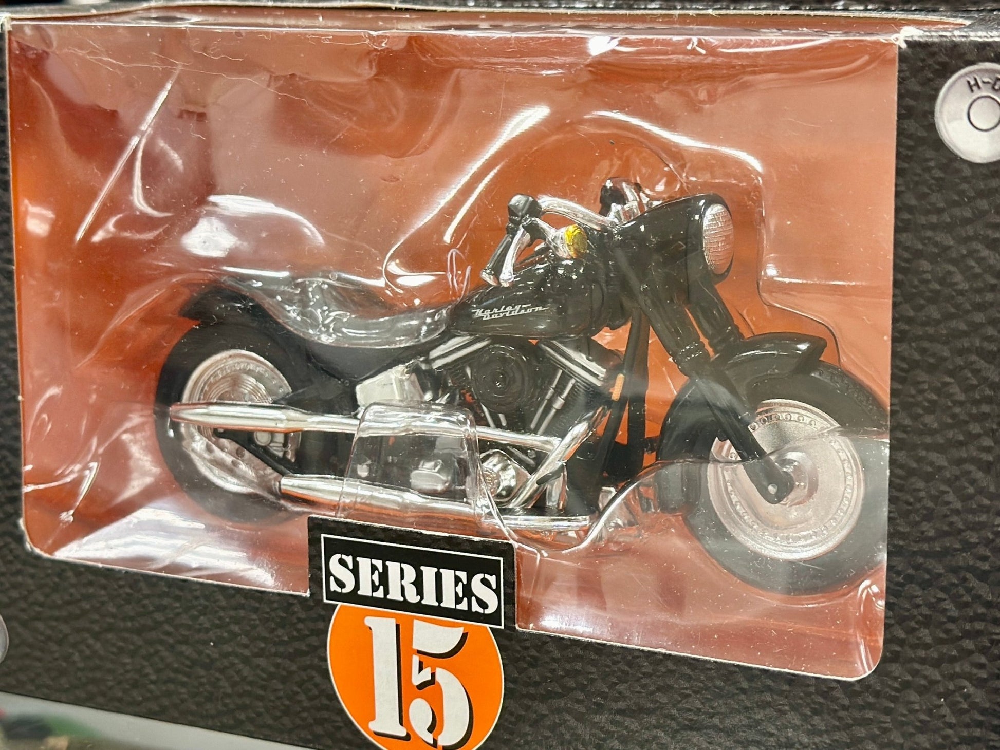 Harley Davidson Maisto Two-Wheeler 1/18 Scale Diecast Model Motorcycle - Product Image