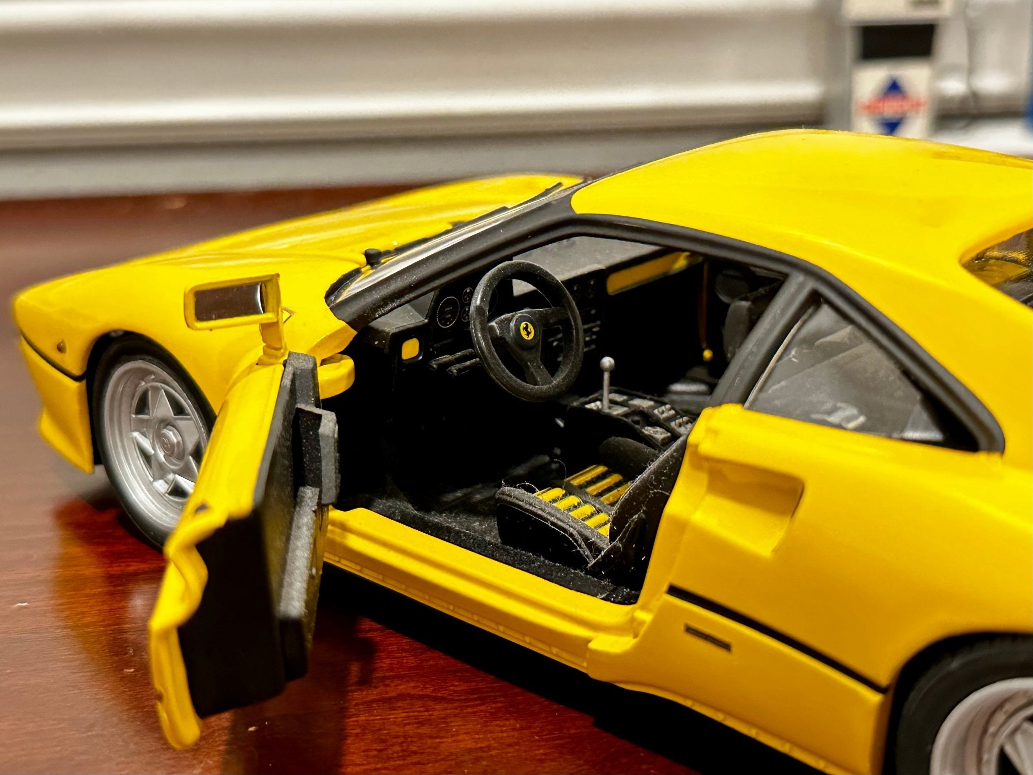 ホットウィール、フェラーリ 288 GTO 黄（ルース） Hot Wheels Elite Ferrari 288 GTO Yellow 1/18 Scale Diecast Model