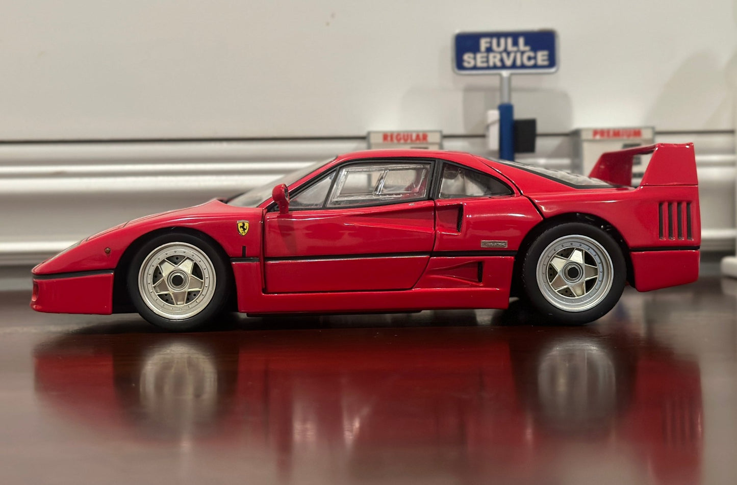 Hot Wheels Elite Ferrari F40 Red 1/18 Scale Diecast Model Car - Product Image