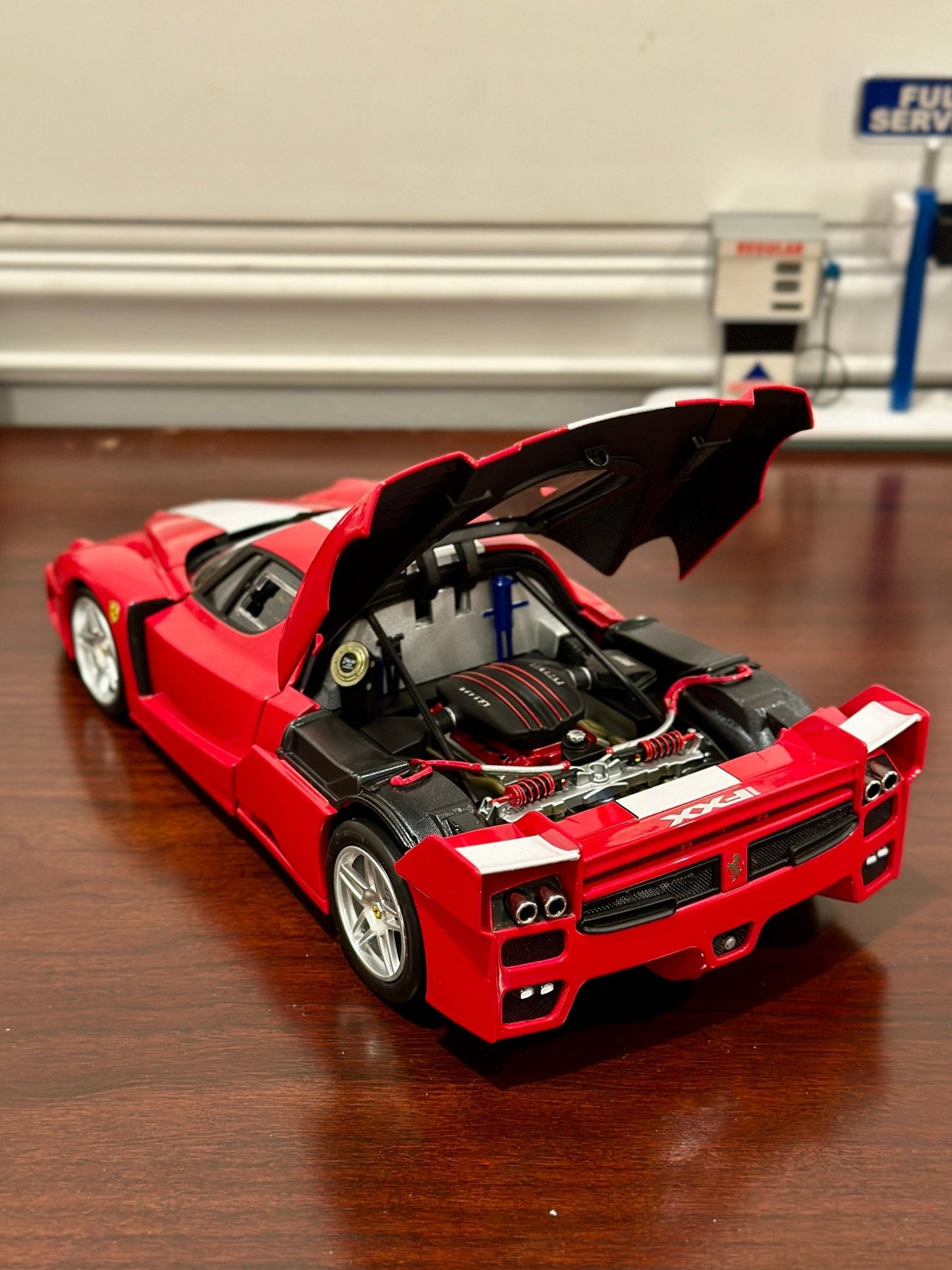 Hot Wheels Elite Ferrari FXX Evo Red w/ White 1/18 Scale Diecast Model Car - Product Image