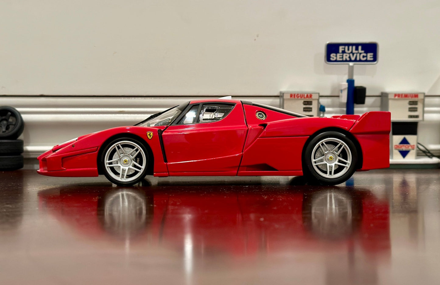 Hot Wheels Elite Ferrari FXX Evo Red w/ White 1/18 Scale Diecast Model Car - Product Image
