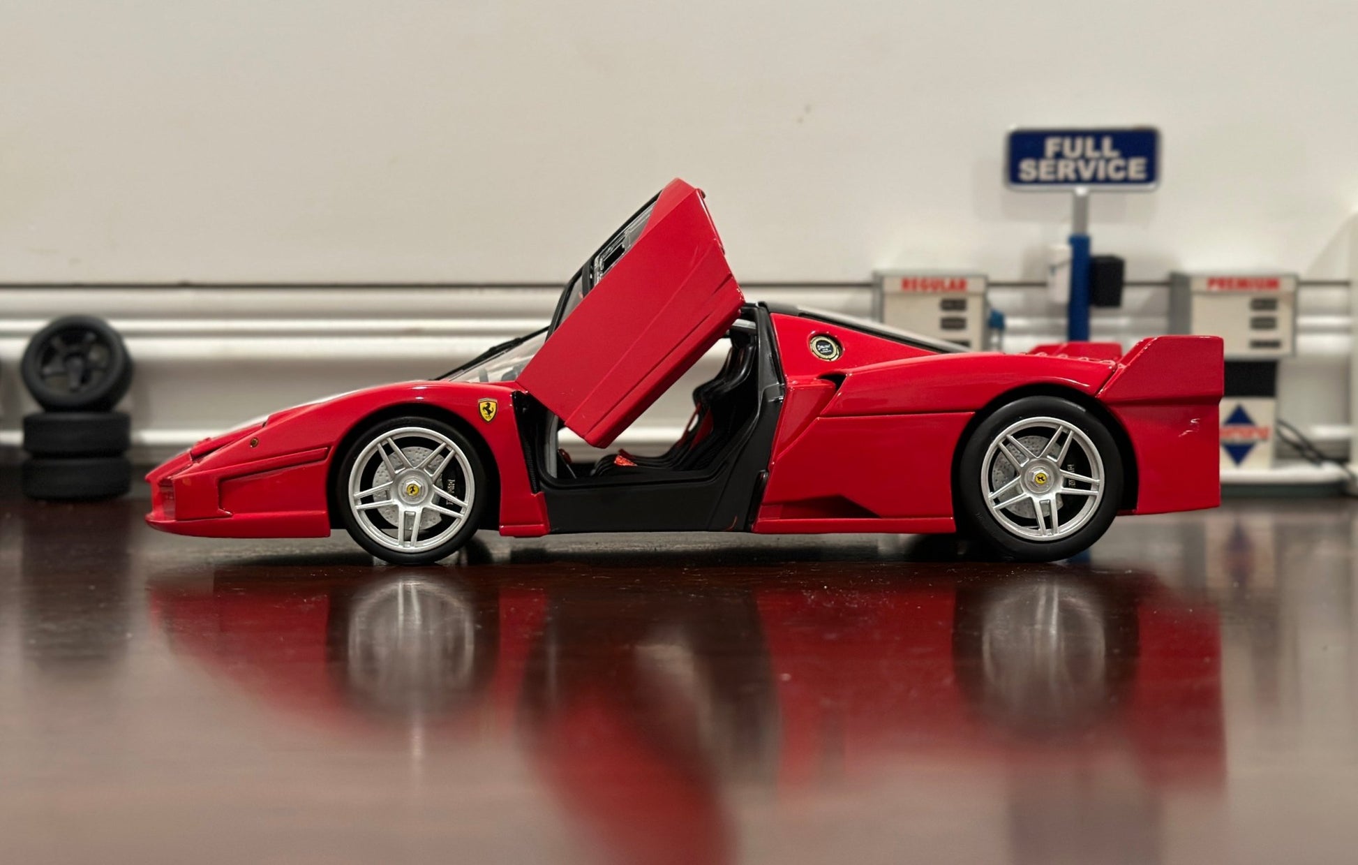 Hot Wheels Elite Ferrari FXX Evo Red w/ White 1/18 Scale Diecast Model Car - Product Image