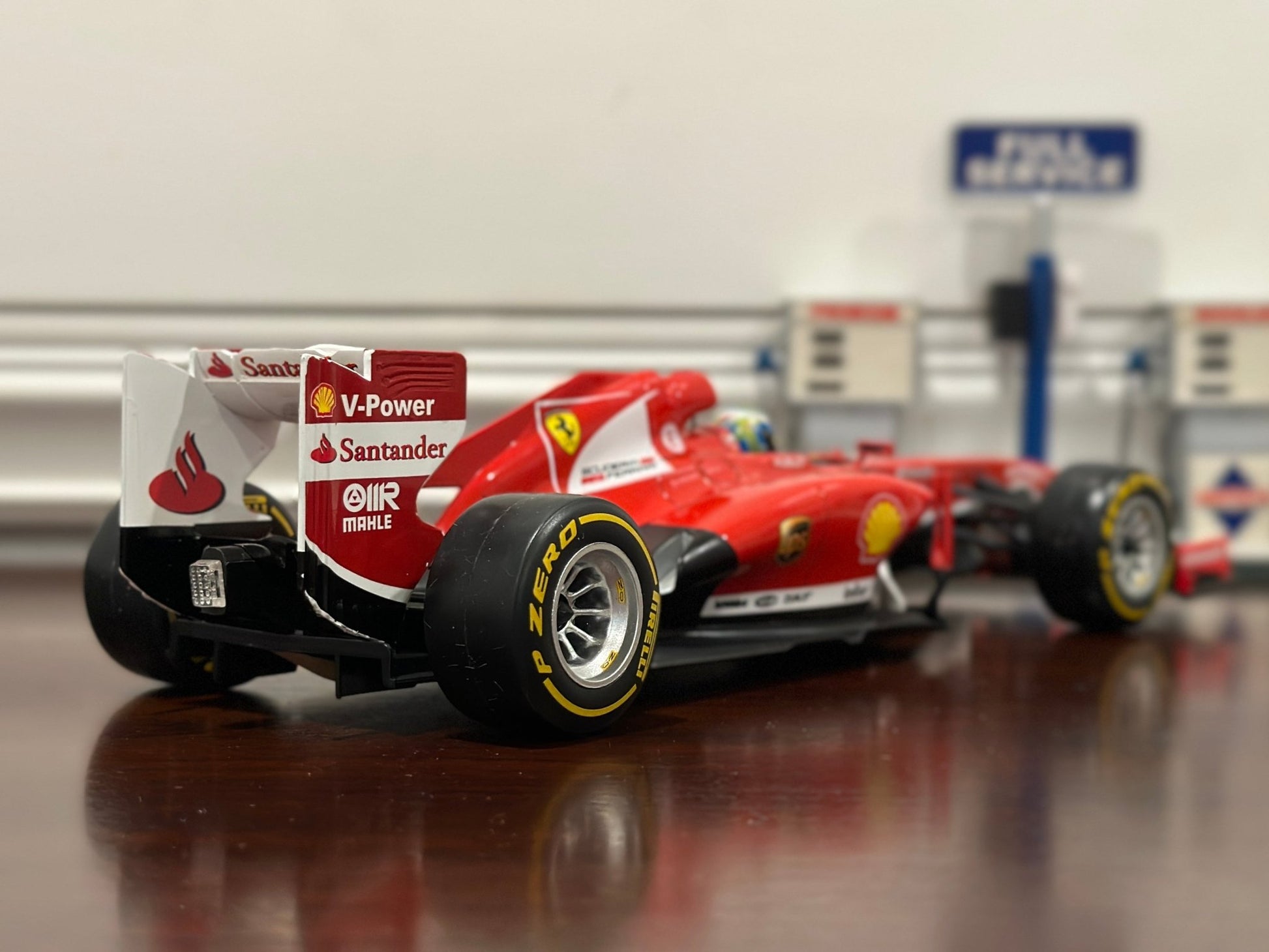 Hot Wheels Ferrari Formula One 'Felipe Massa F138' 1/18 Scale Diecast Model F1 Car - Product Image