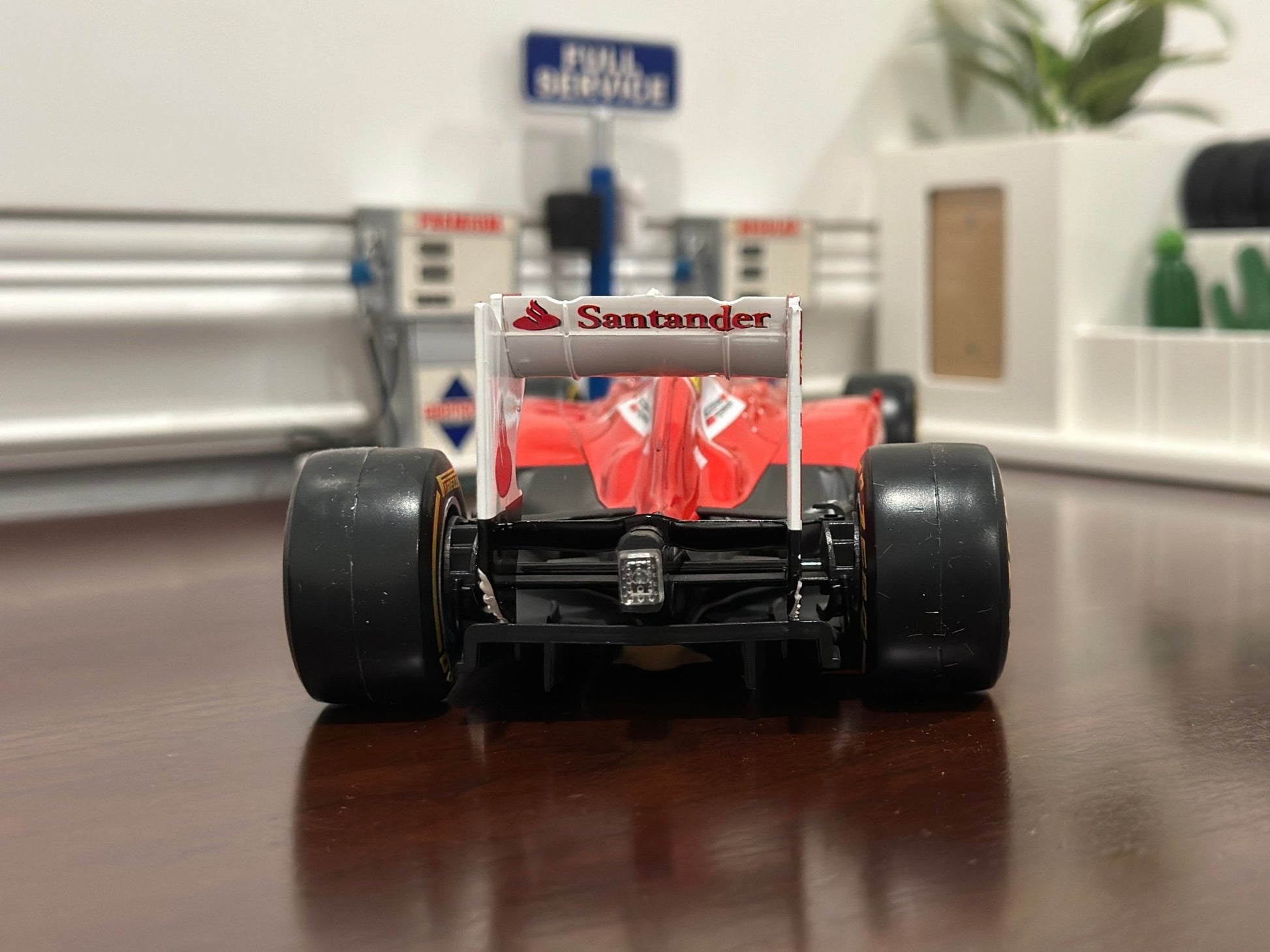 Hot Wheels Ferrari Formula One 'Felipe Massa F138' 1/18 Scale Diecast Model F1 Car - Product Image