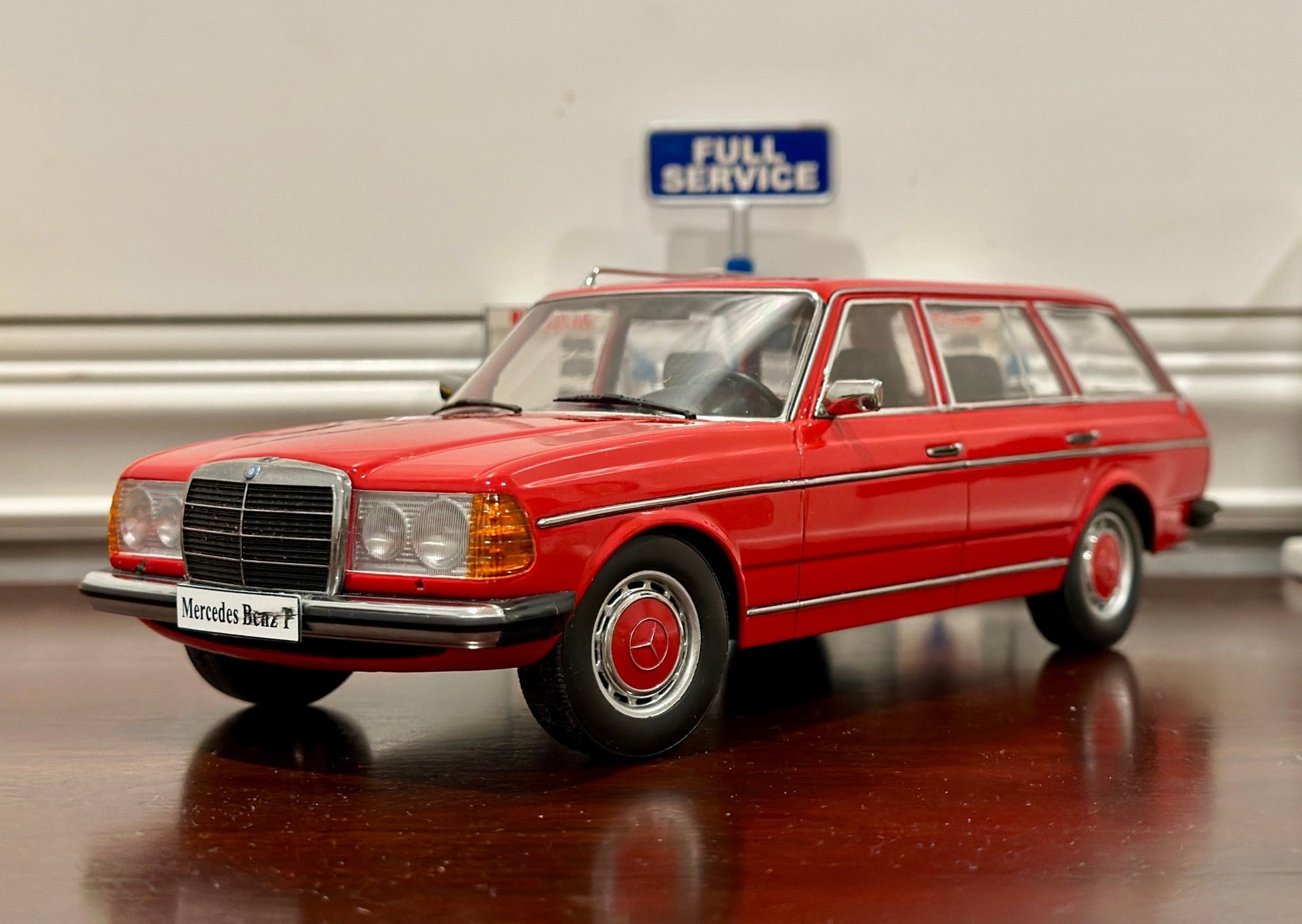 KK Scale 1980 Mercedes 250T S123 Station Wagon Red 1/18 Scale Resin Model Car - Product Image