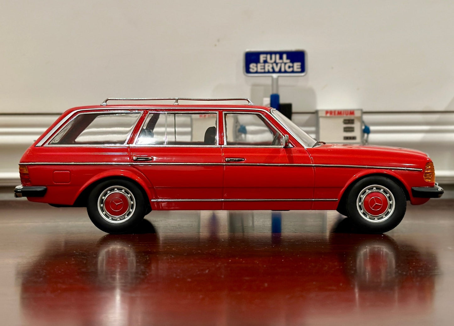 KK Scale 1980 Mercedes 250T S123 Station Wagon Red 1/18 Scale Resin Model Car - Product Image