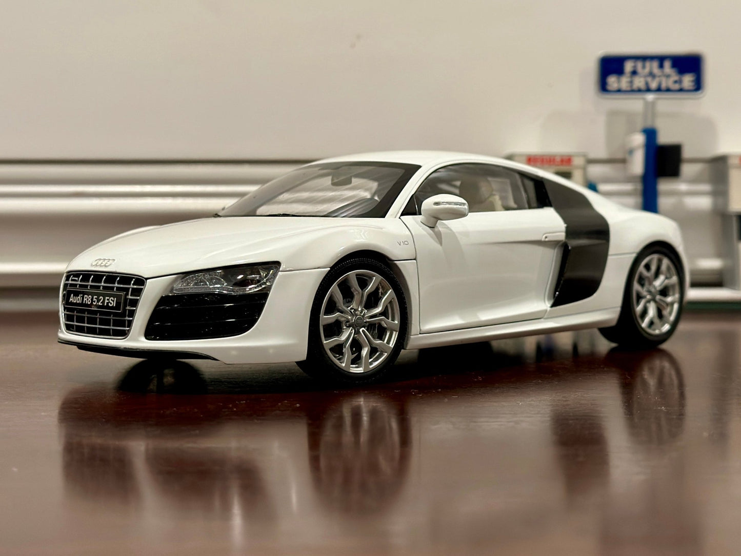 Kyosho Audi R8 V10 '5.2 FSI Quattro Coupe' Ibis White 1/18 Scale Diecast Model Car - Product Image