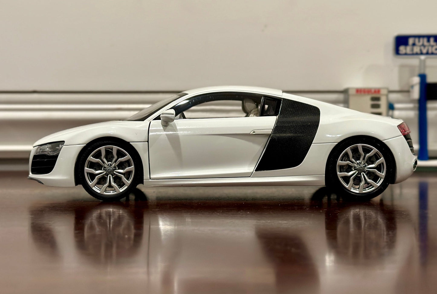 Kyosho Audi R8 V10 '5.2 FSI Quattro Coupe' Ibis White 1/18 Scale Diecast Model Car - Product Image