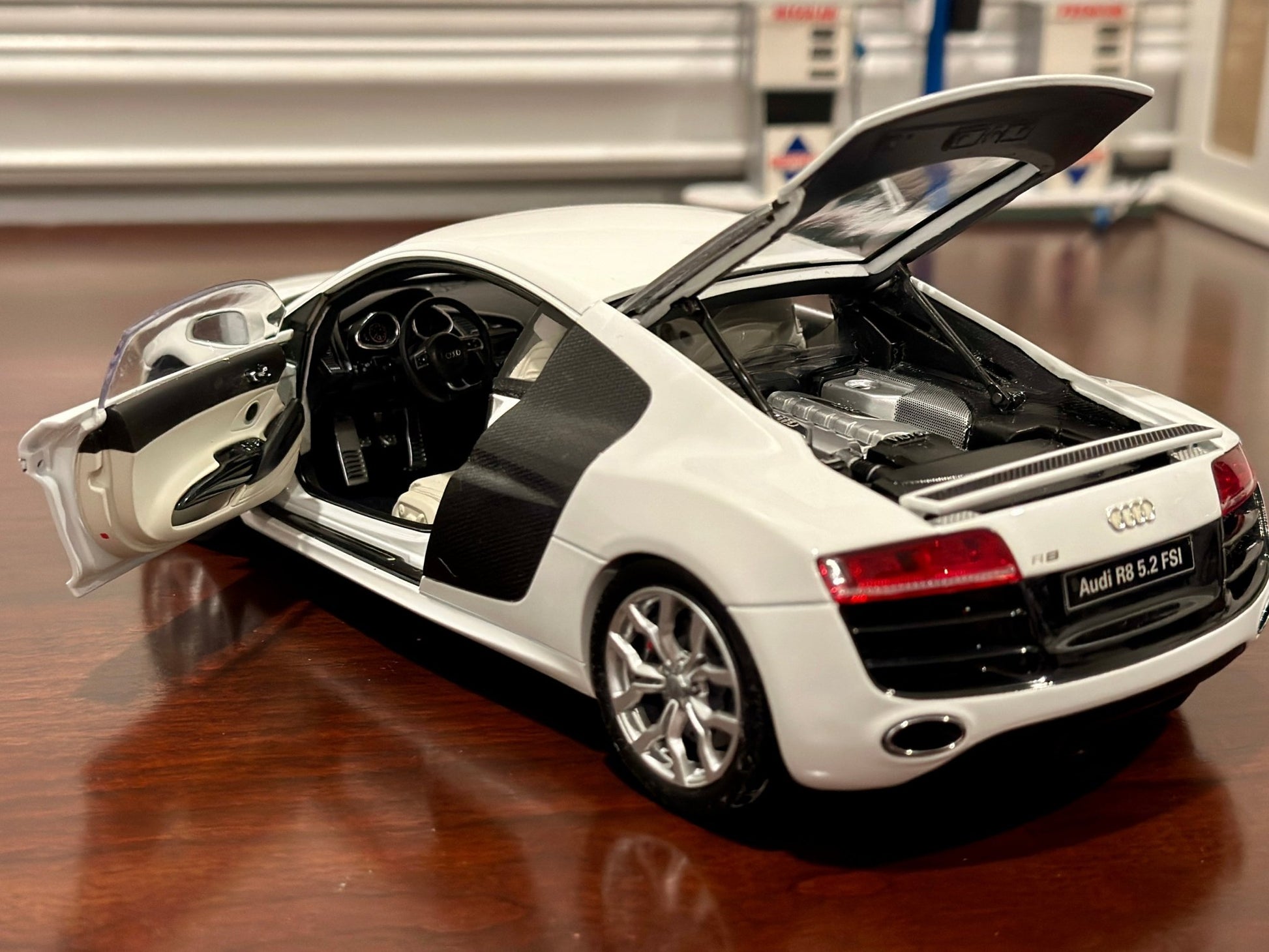 Kyosho Audi R8 V10 '5.2 FSI Quattro Coupe' Ibis White 1/18 Scale Diecast Model Car - Product Image