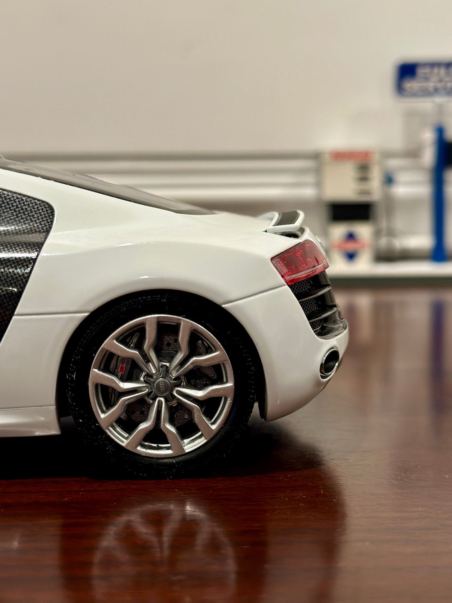 Kyosho Audi R8 V10 '5.2 FSI Quattro Coupe' Ibis White 1/18 Scale Diecast Model Car - Product Image