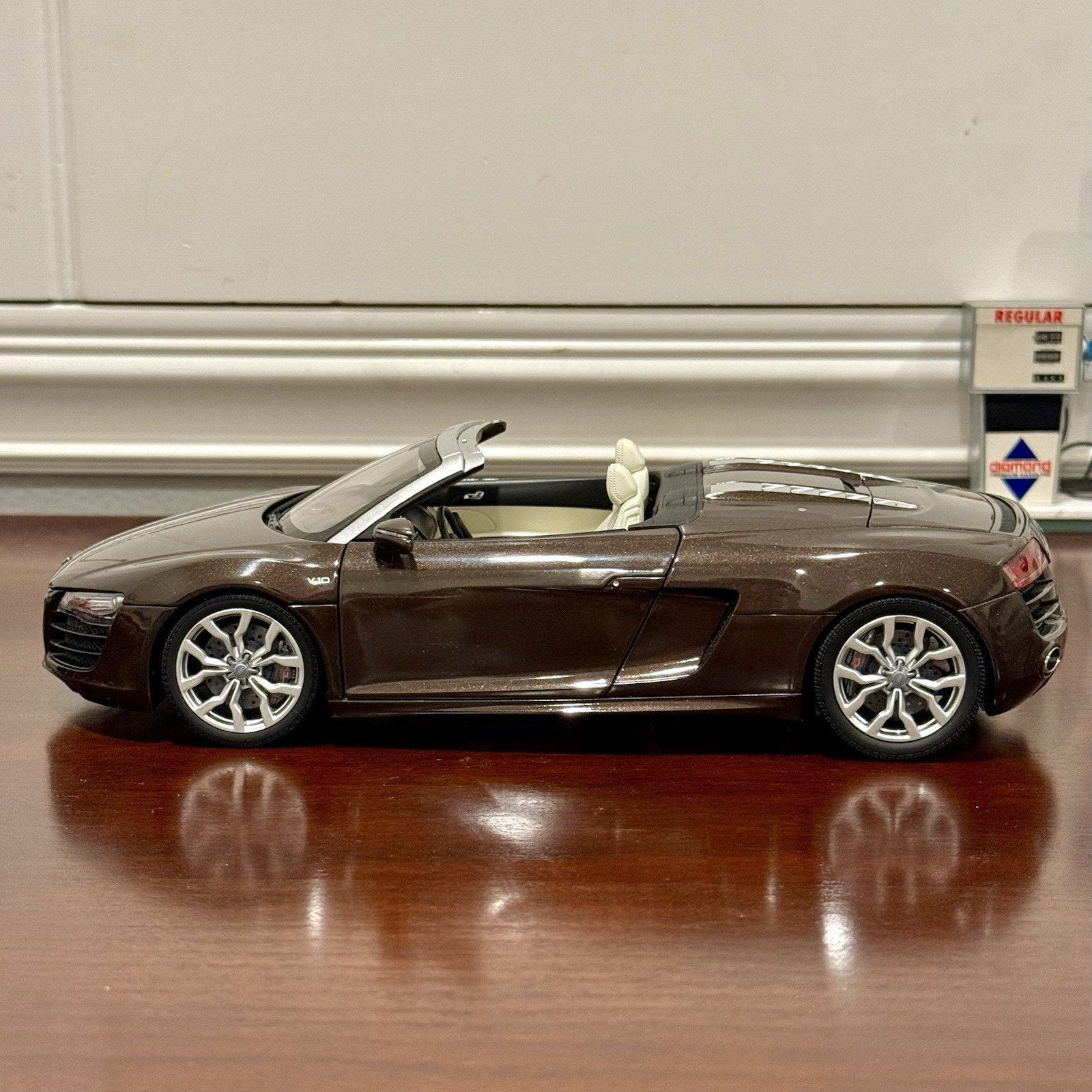 Kyosho Audi R8 V10 Spyder Teak Brown 1/18 Scale Diecast Model Car - Product Image