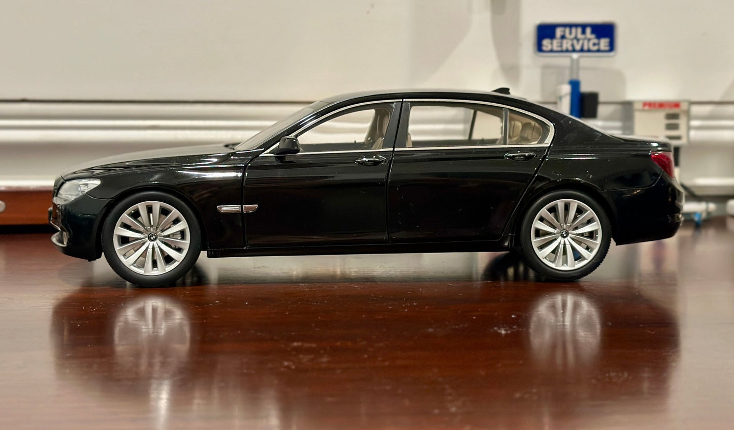 Kyosho BMW 7-Series 750 Li Black 1/18 Scale Diecast Model Car - Product Image