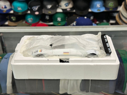 Kyosho BMW V12 LMR 'Winner of 1999 Le Man Race' 1/18 Scale Diecast Model Car | New - Product Image