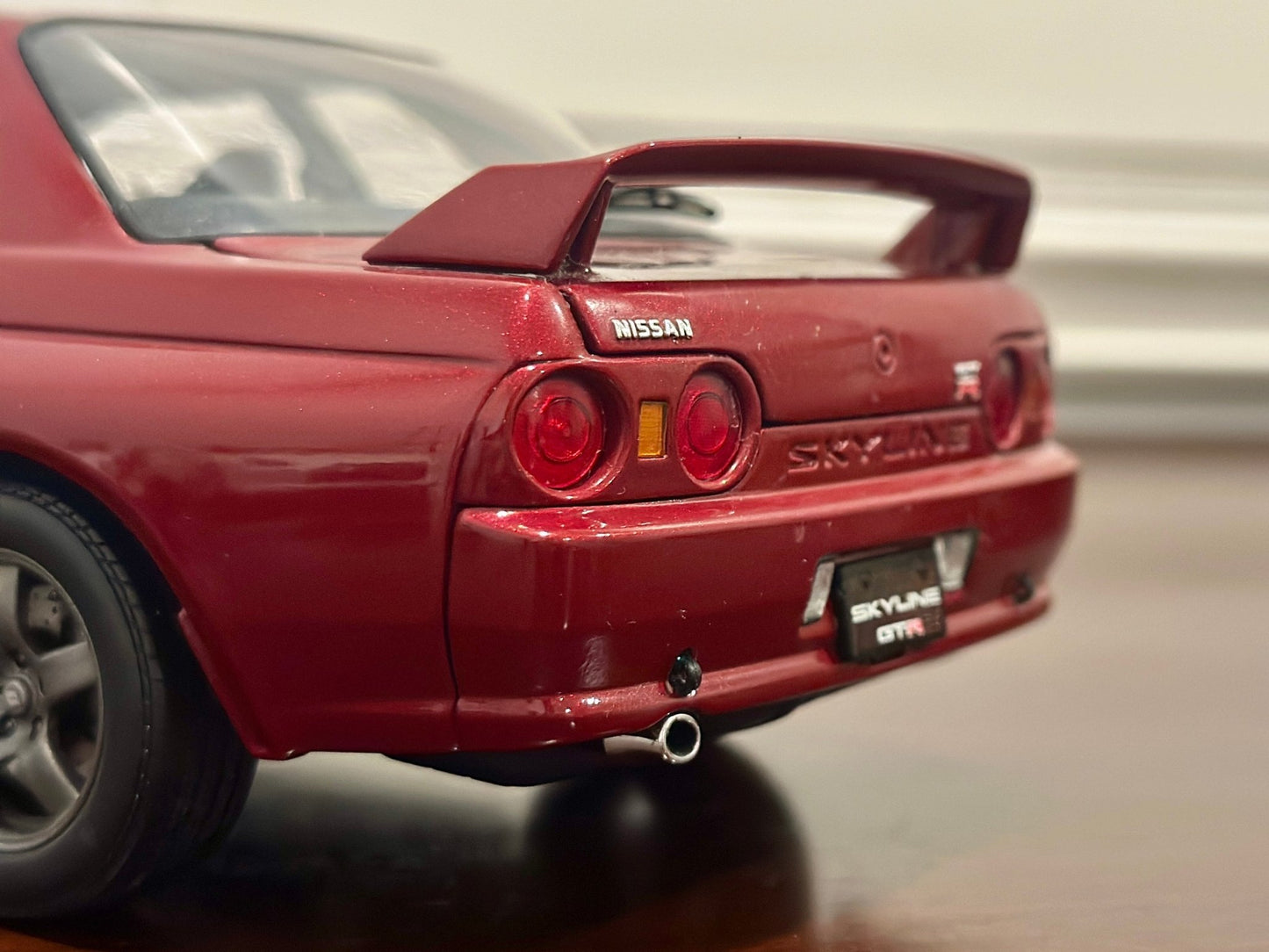 Kyosho Nissan Skyline R32 GTR Red Pearl 1/18 Scale Diecast Model Car | Missing Side Mirror - Product Image