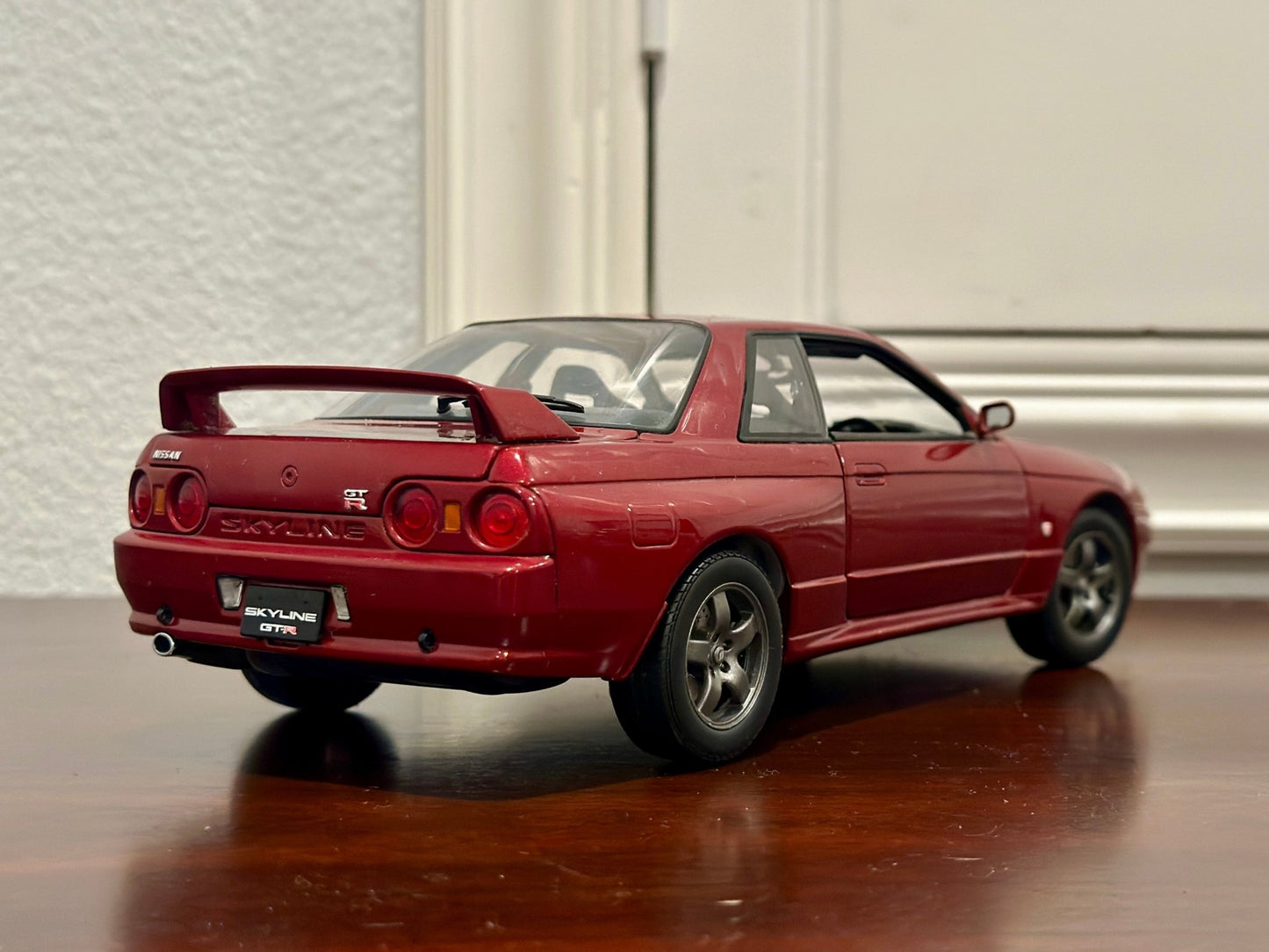 Kyosho Nissan Skyline R32 GTR Red Pearl 1/18 Scale Diecast Model Car | Missing Side Mirror - Product Image