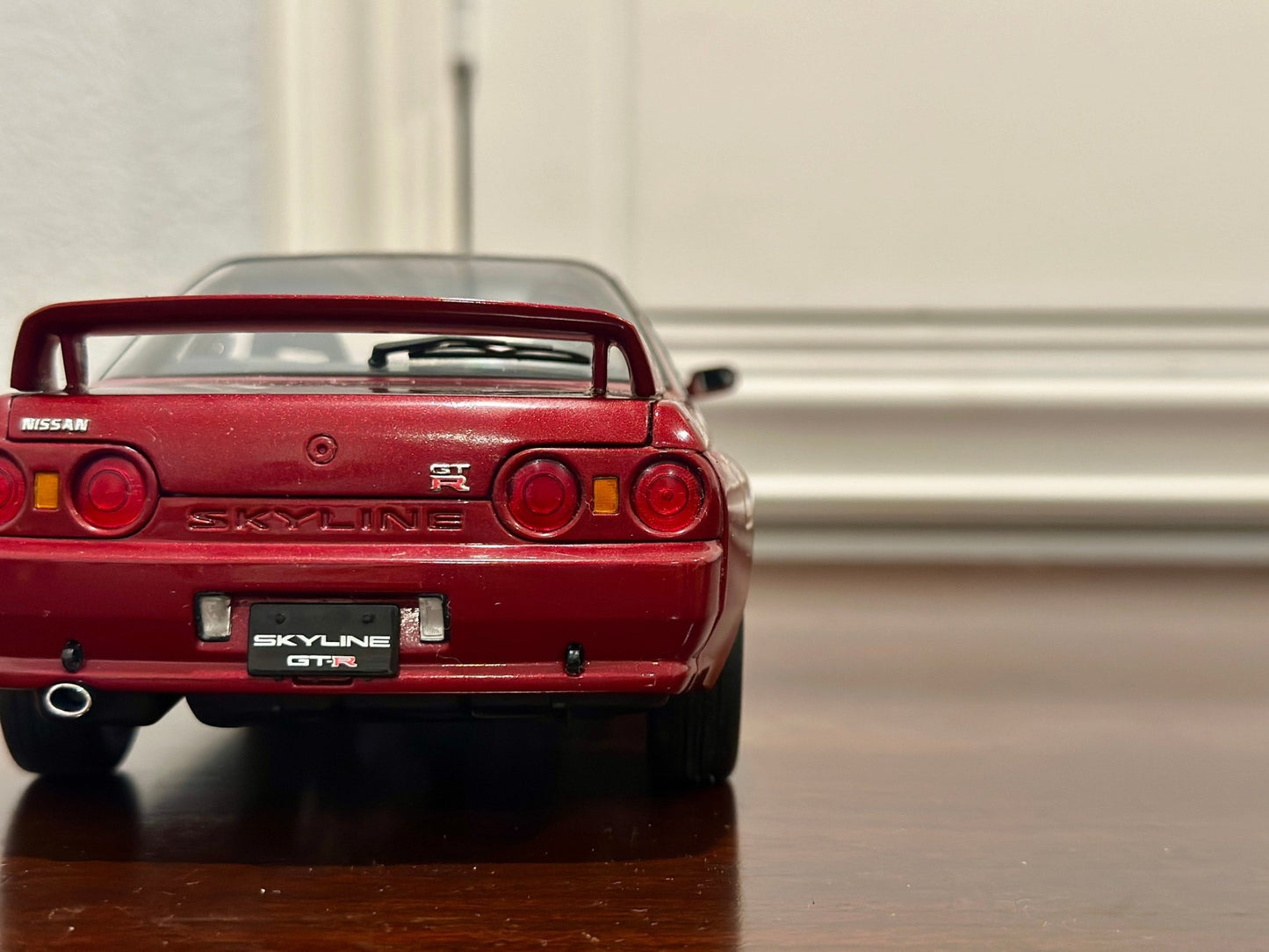 Kyosho Nissan Skyline R32 GTR Red Pearl 1/18 Scale Diecast Model Car | Missing Side Mirror - Product Image