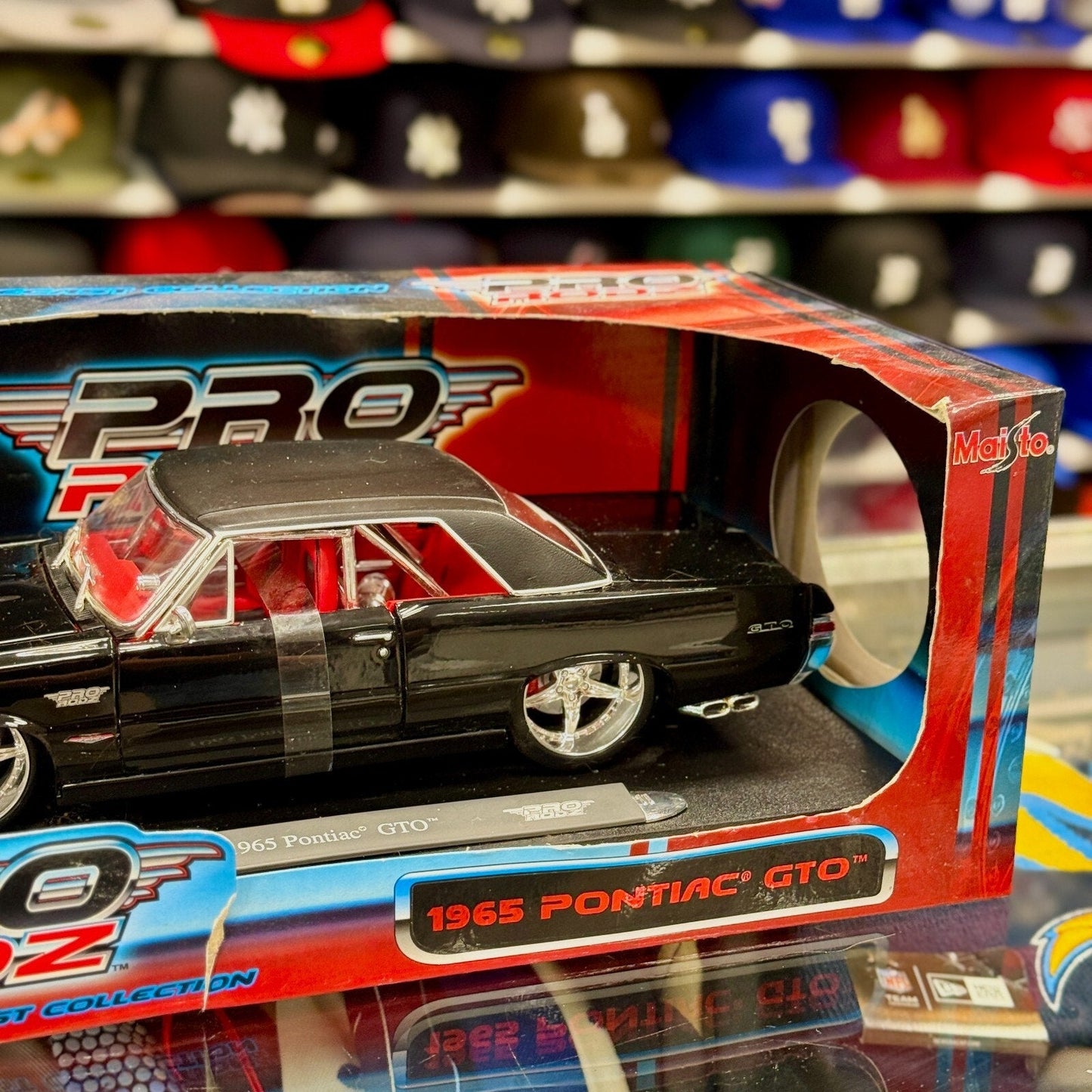 Maisto 1965 Pontiac GTO Black 1/18 Scale Diecast Model Car | New - Product Image