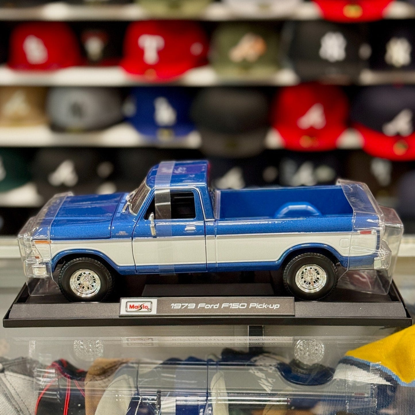 Maisto 1979 Ford F150 Ranger Blue w/ White 1/18 Scale Diecast Model Car | New - Product Image