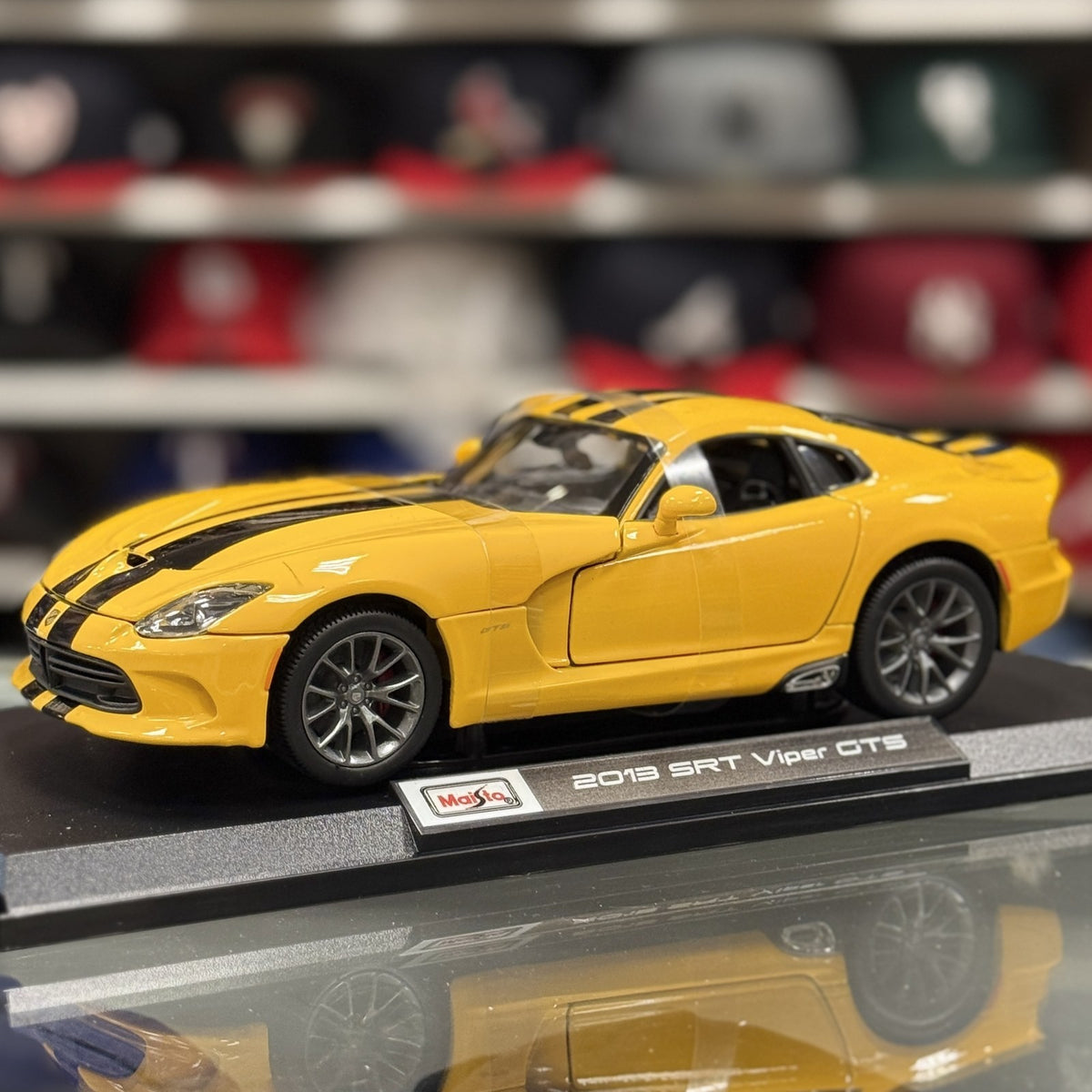Maisto 1:18 2013 SRT Viper GTS Yellow w/ Black Stripes Diecast Model Car | New - Product Image