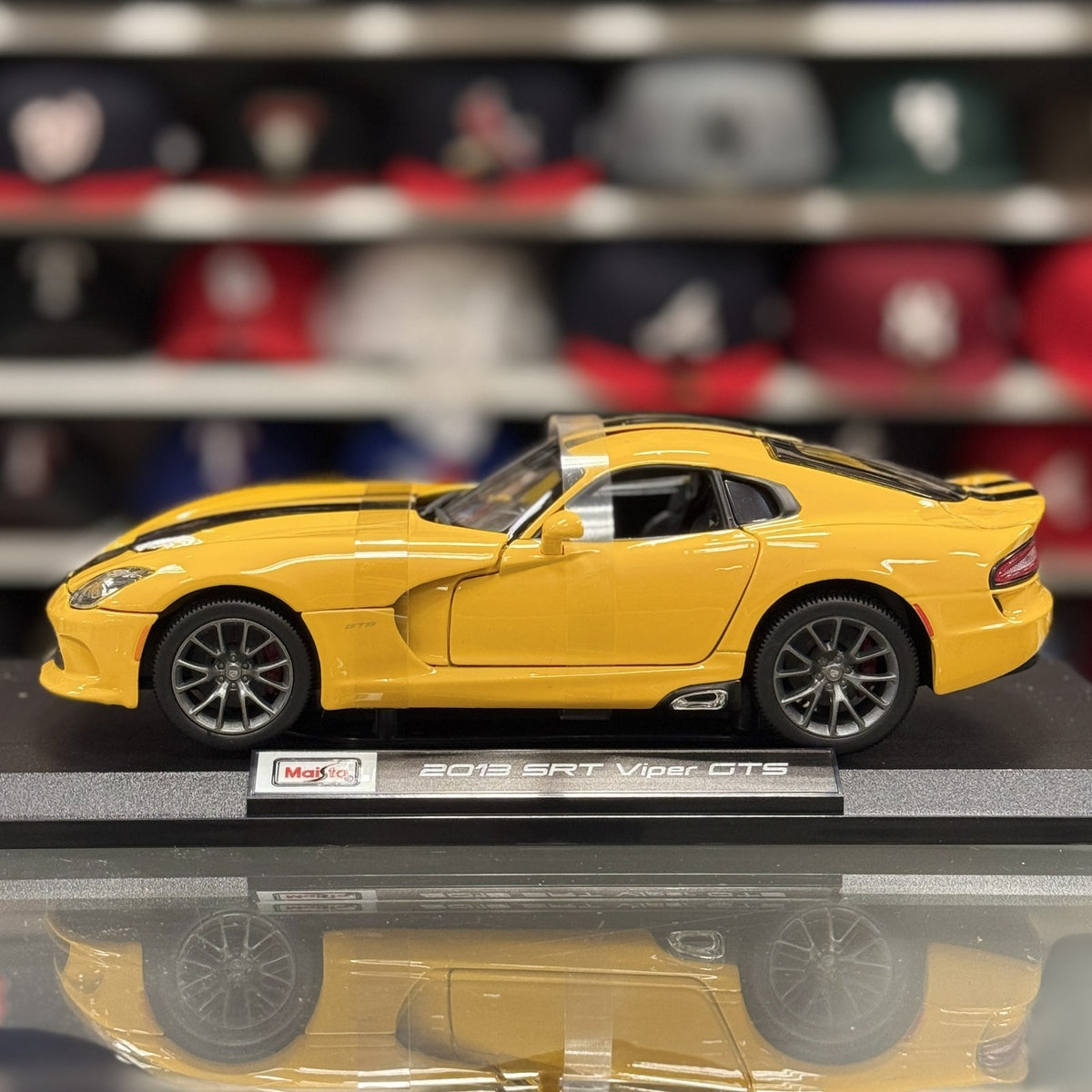 Maisto 1:18 2013 SRT Viper GTS Yellow w/ Black Stripes Diecast Model Car | New - Product Image