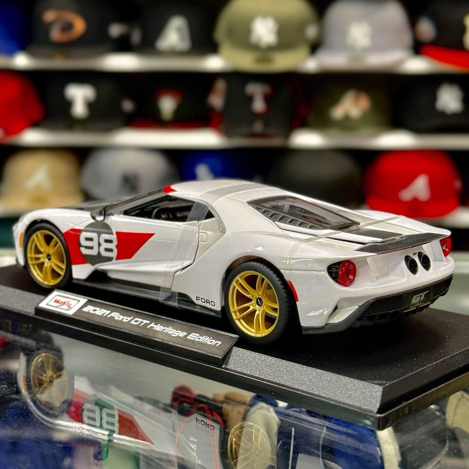 Maisto 2018 Ford GT 'Heritage Edition' White w/ Carbon Fiber 1/18 Scale Diecast Model Car | New - Product Image