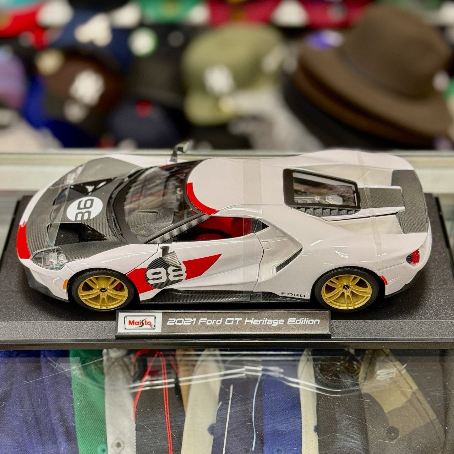 Maisto 2018 Ford GT 'Heritage Edition' White w/ Carbon Fiber 1/18 Scale Diecast Model Car | New - Product Image