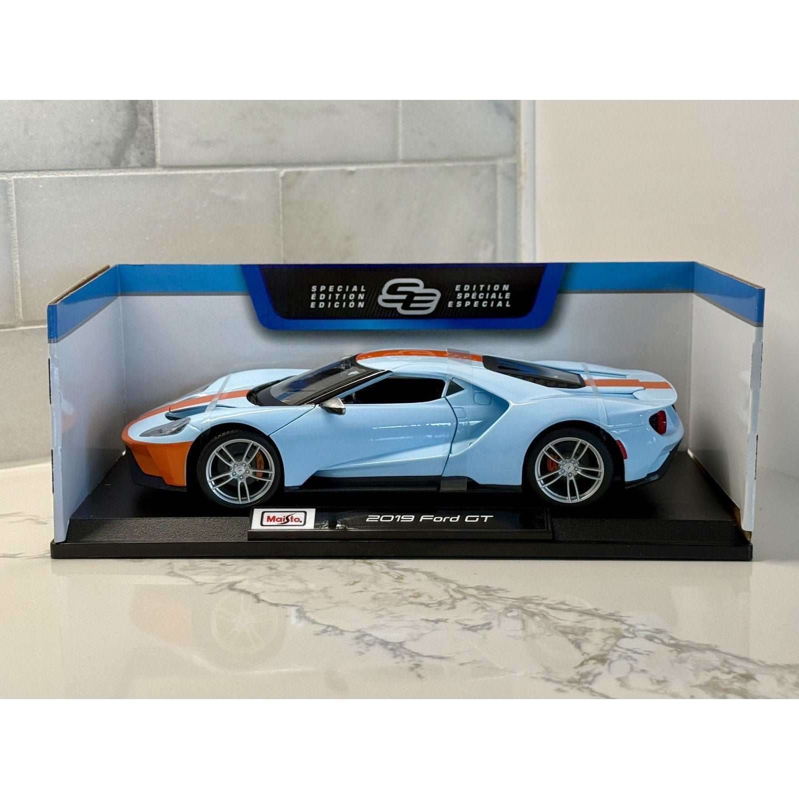 Maisto 2019 Ford GT 'Gulf Livery' Blue w/ Orange 1/18 Scale Diecast Model Car | New - Product Image