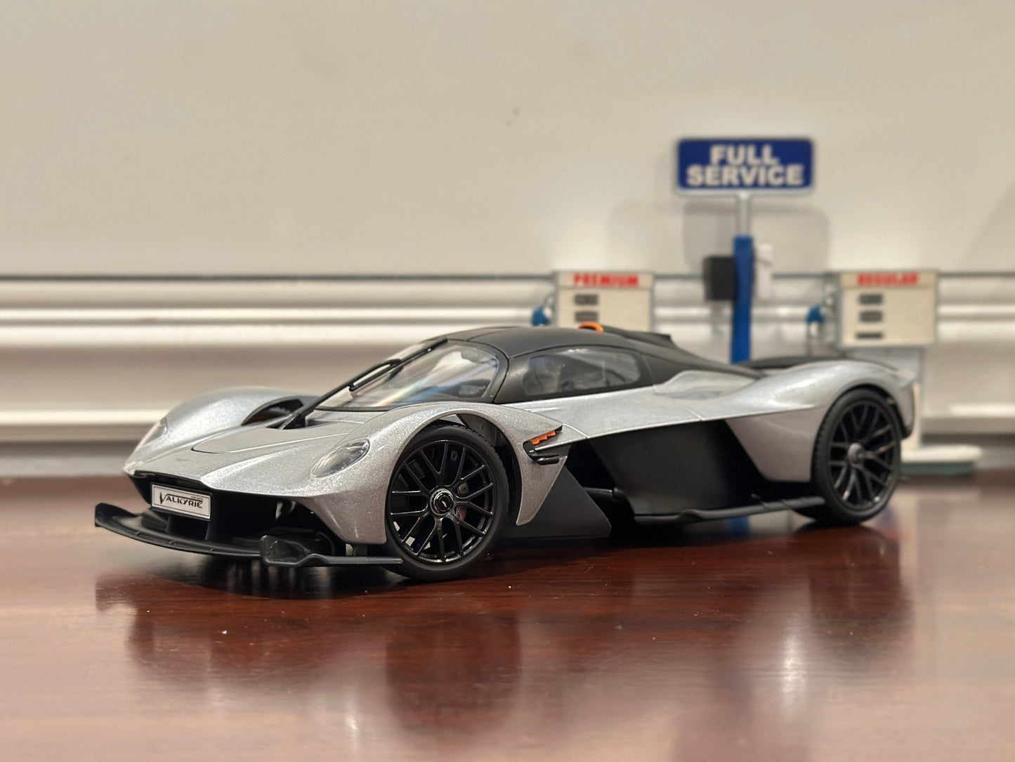 Maisto Aston Martin Valkyrie Coupe 1/18 Scale Diecast Model Car | New - Product Image