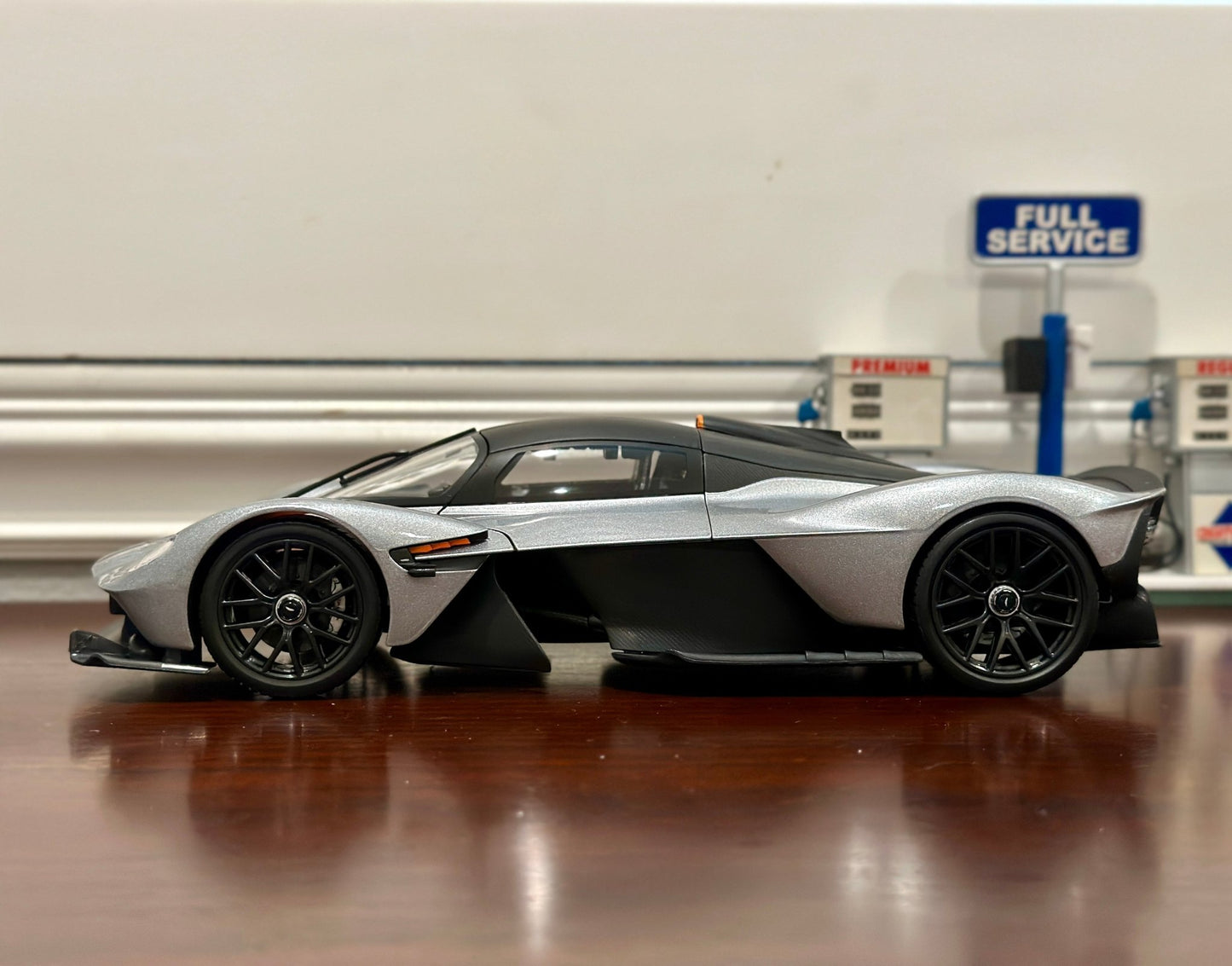 Maisto Aston Martin Valkyrie Coupe 1/18 Scale Diecast Model Car | New - Product Image