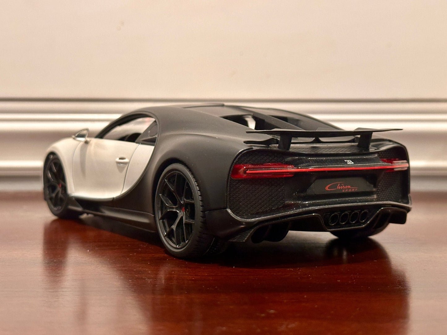 Maisto Bugatti Chiron Sport White/Black 1/18 Scale Diecast Model Car - Product Image