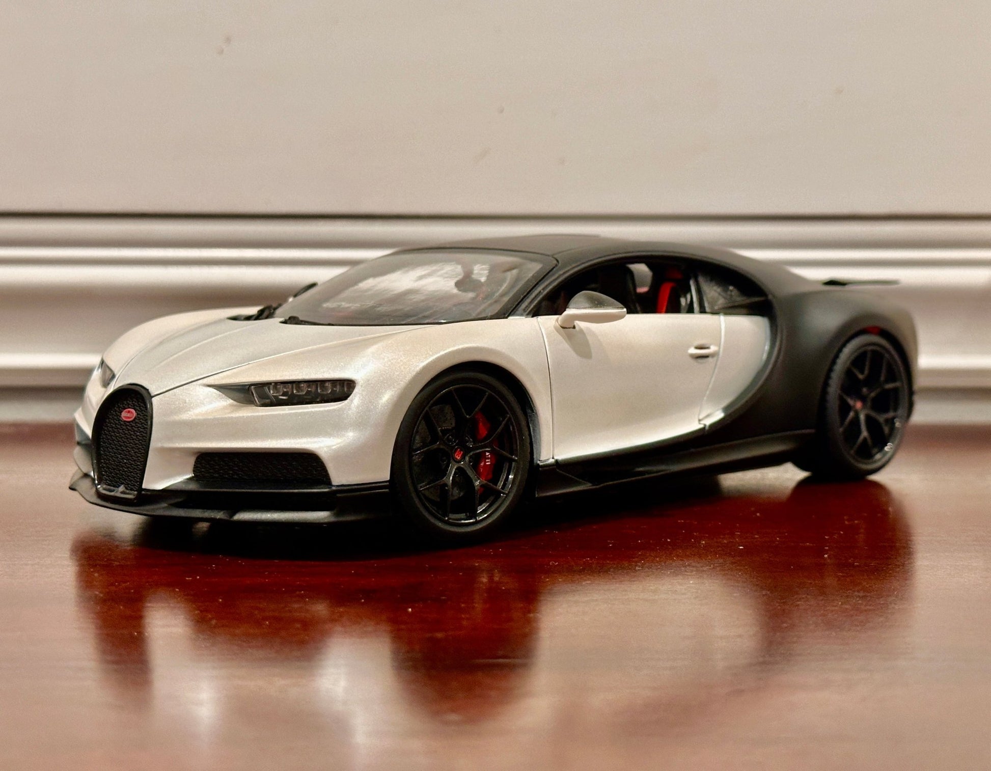 Maisto Bugatti Chiron Sport White/Black 1/18 Scale Diecast Model Car - Product Image