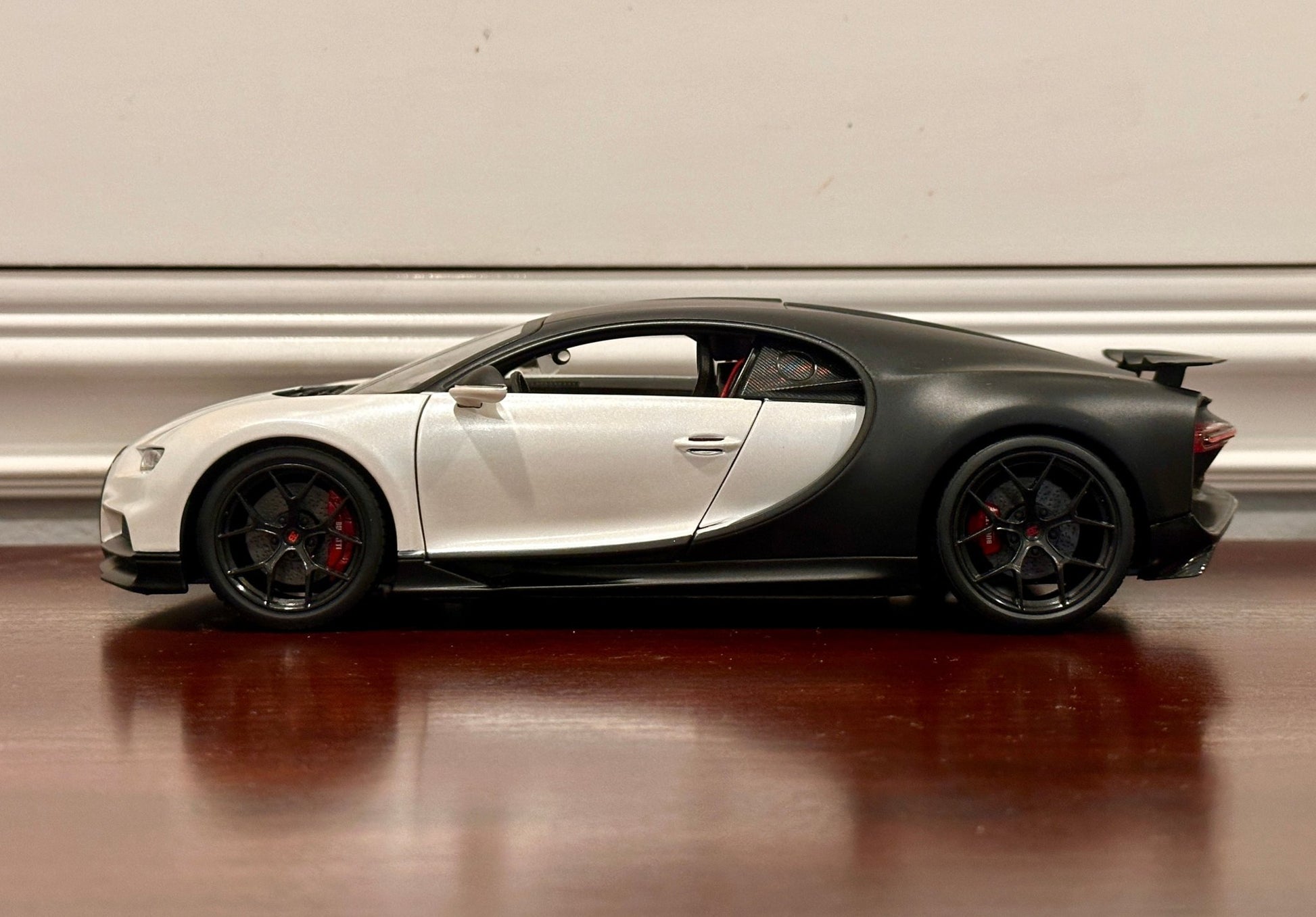 Maisto Bugatti Chiron Sport White/Black 1/18 Scale Diecast Model Car - Product Image