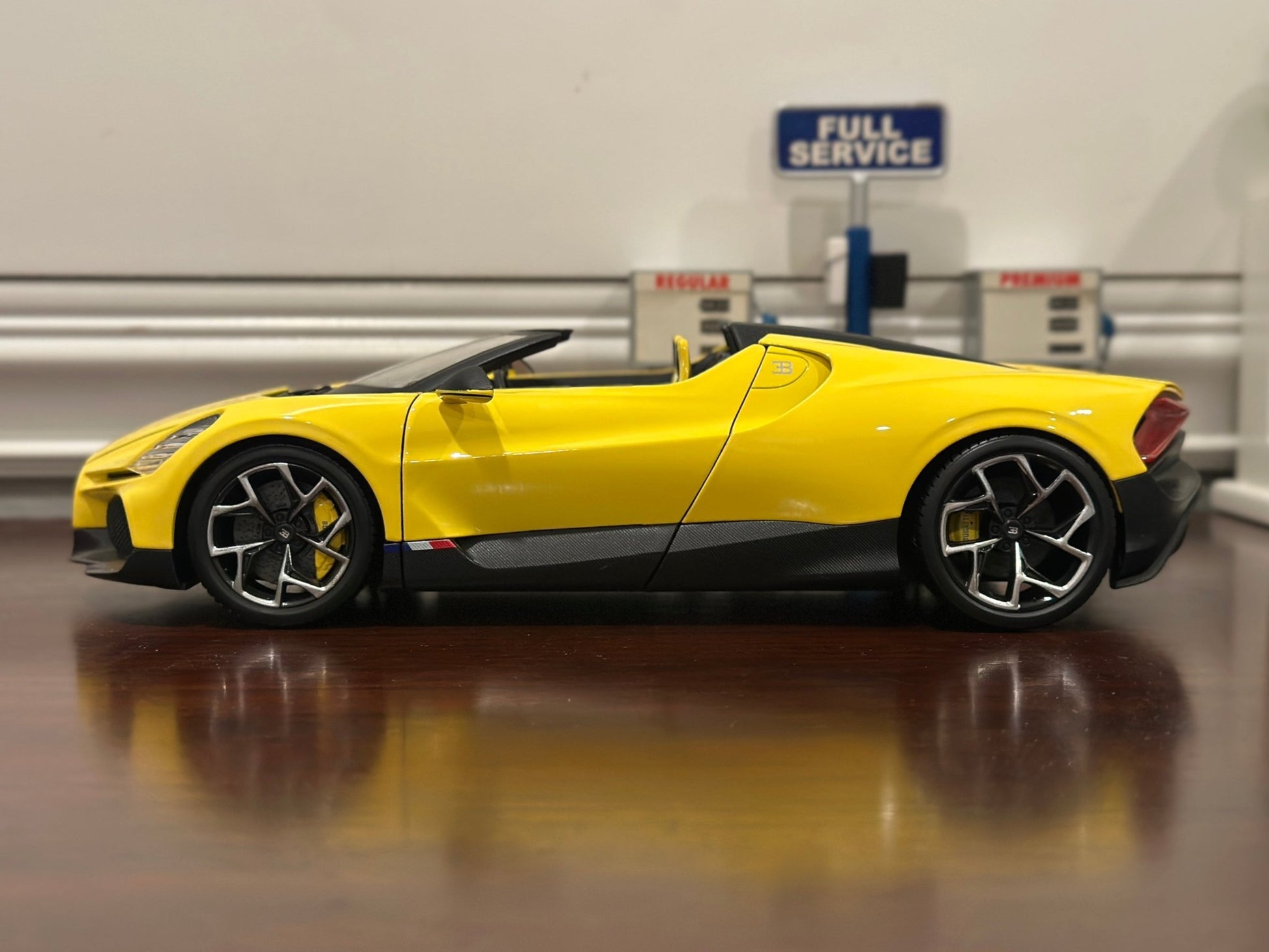Maisto Bugatti Mistral Yellow 1/18 Scale Diecast Model Car - Product Image