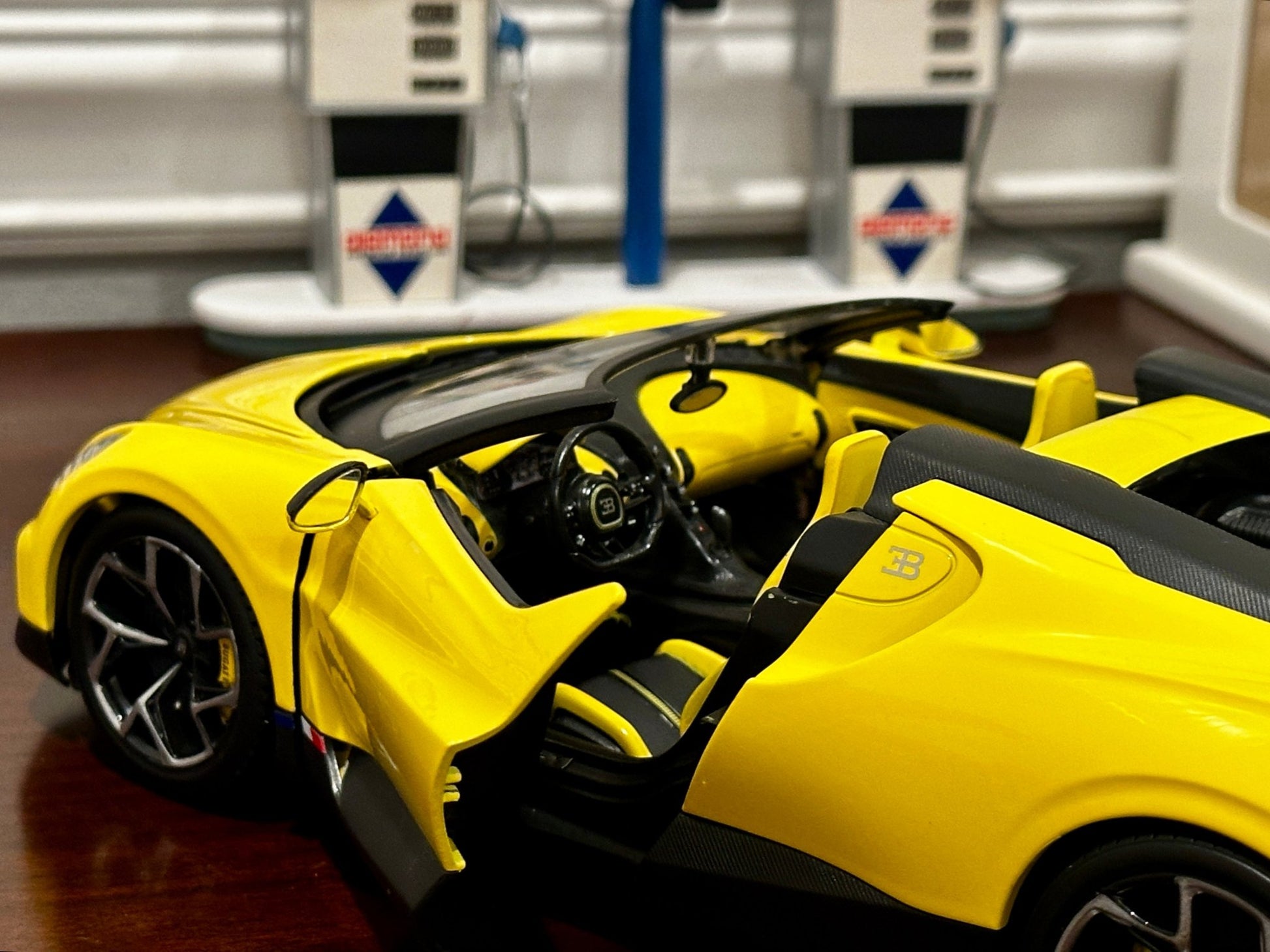 Maisto Bugatti Mistral Yellow 1/18 Scale Diecast Model Car - Product Image