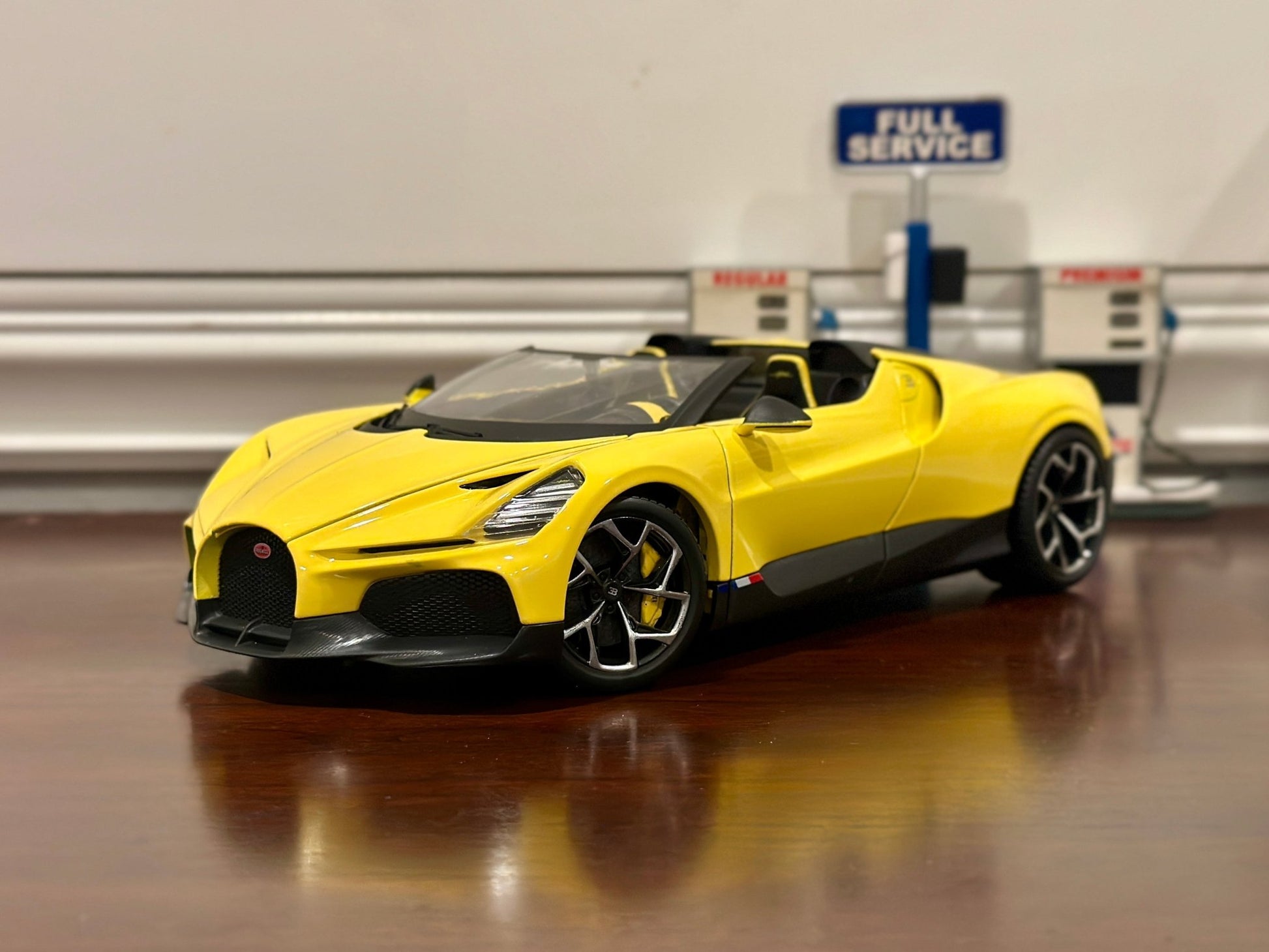 Maisto Bugatti Mistral Yellow 1/18 Scale Diecast Model Car - Product Image